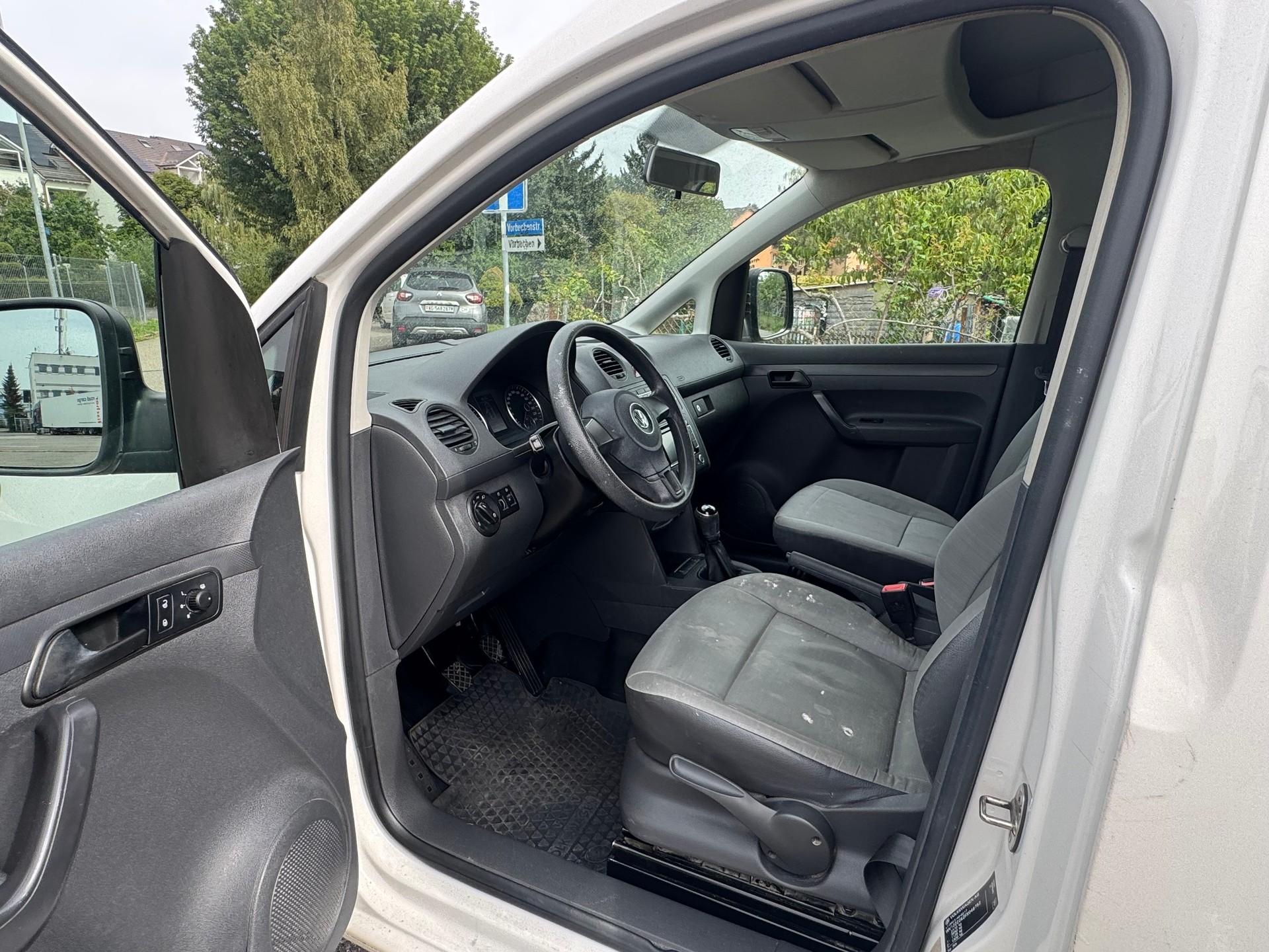 VW Caddy Maxi 1.6 TDI Blue Motion Technology-image-15