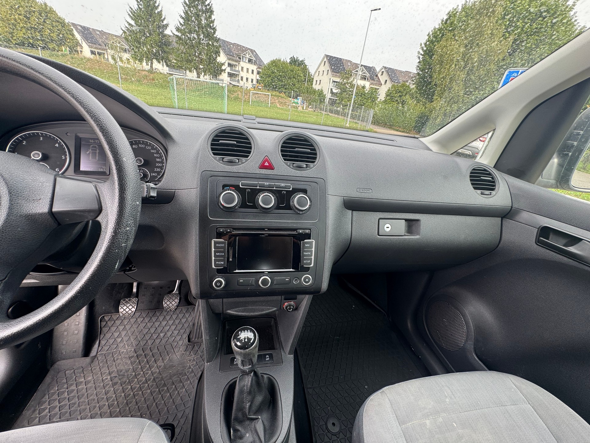 VW Caddy Maxi 1.6 TDI Blue Motion Technology-image-11