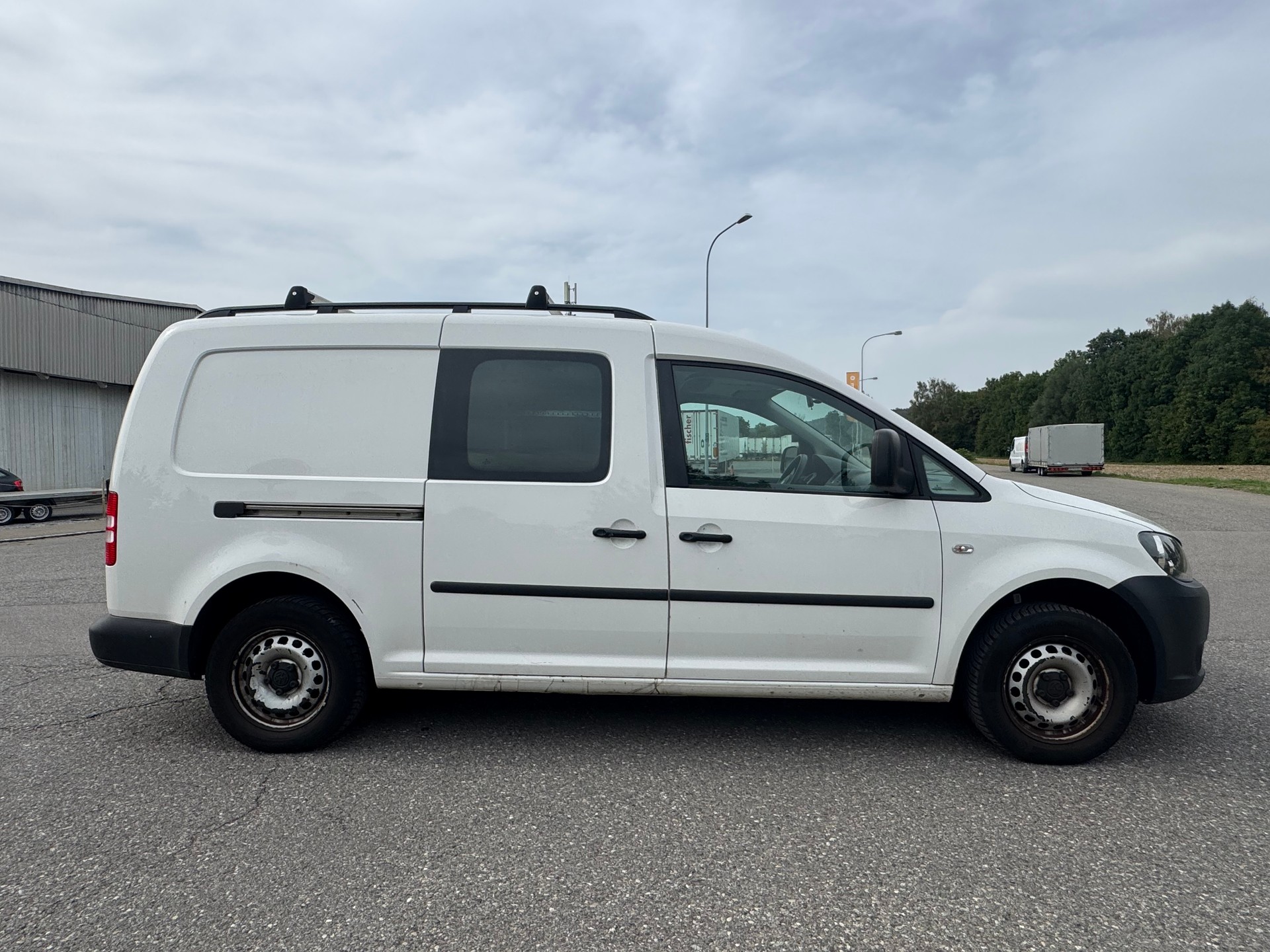 VW Caddy Maxi 1.6 TDI Blue Motion Technology-image-8