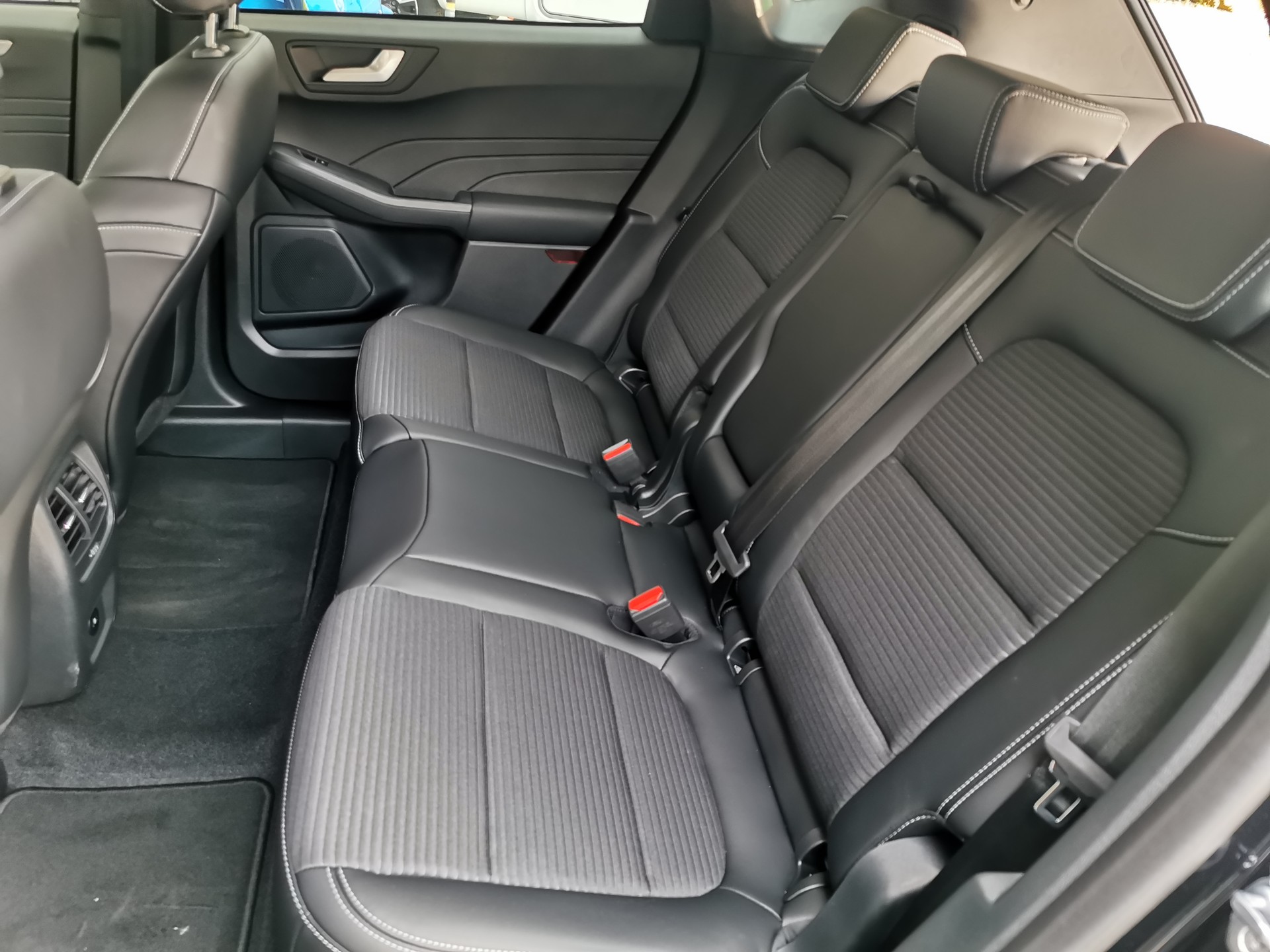 FORD Kuga 2.5 FHEV Titanium X 4WD-image-8