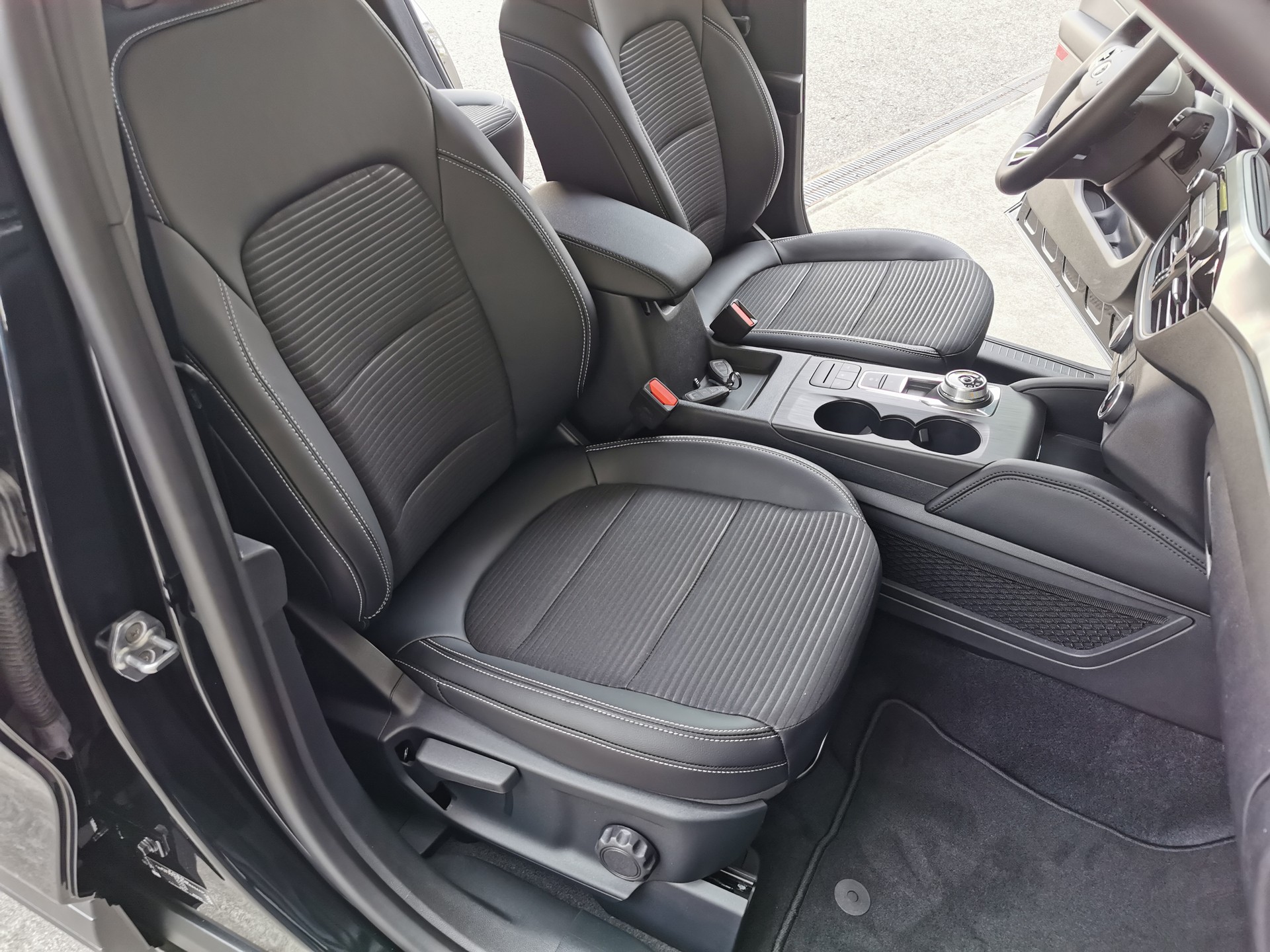 FORD Kuga 2.5 FHEV Titanium X 4WD-image-7