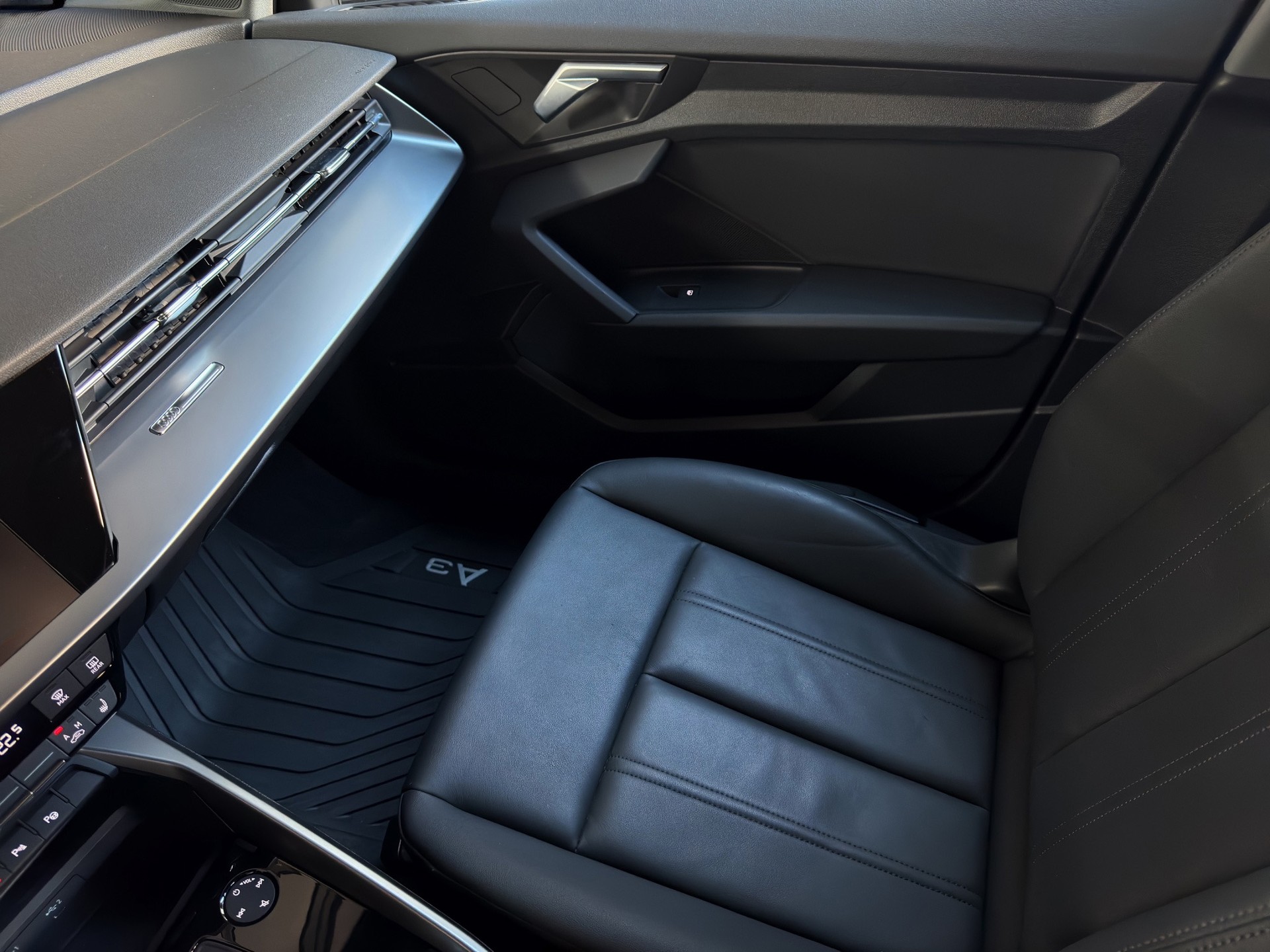 AUDI A3 Sportback 30 TFSI Business Edition S-tronic "Navi-RF.-Kamera-Leder"-image-13