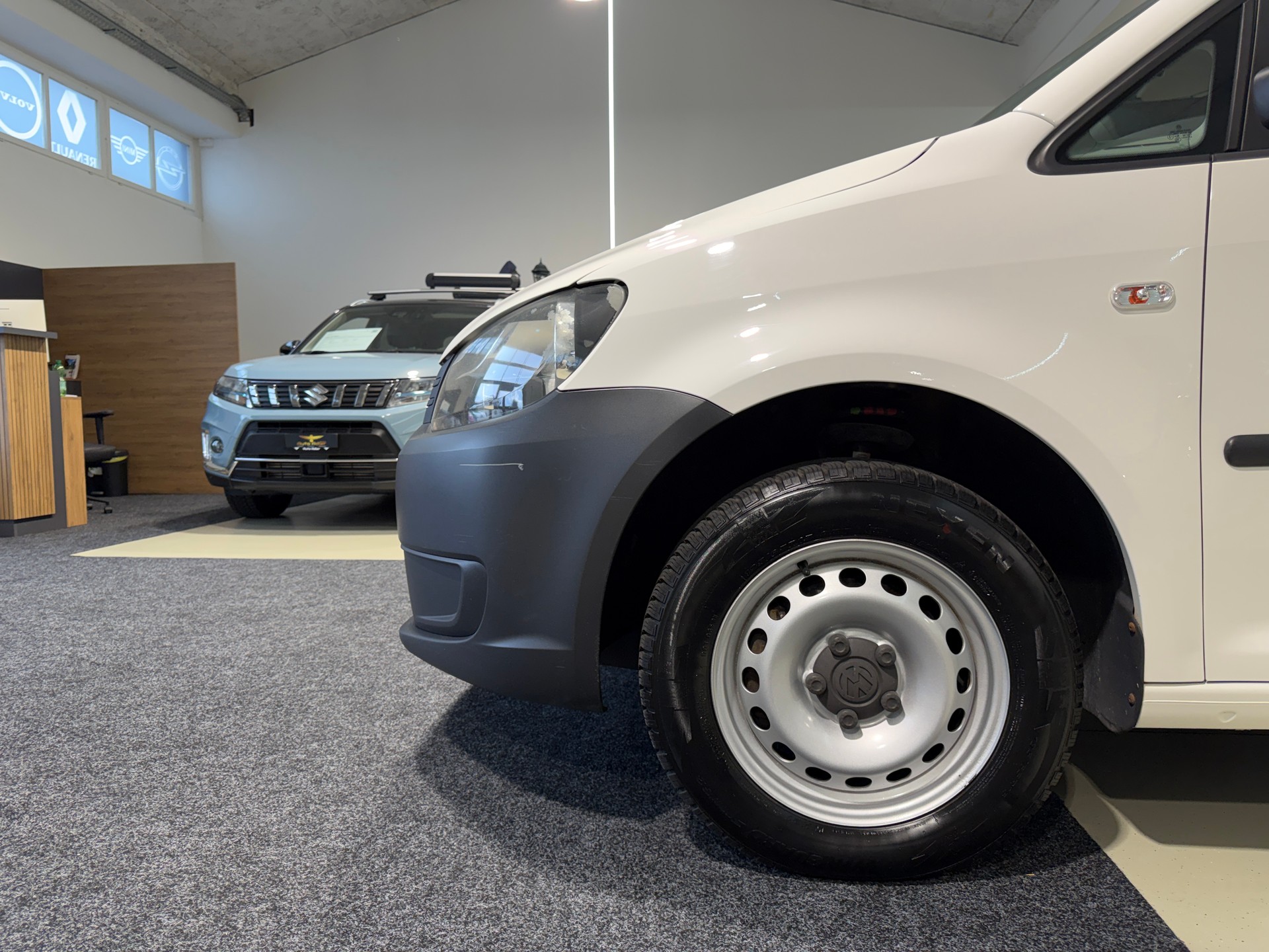 VW Caddy Maxi 1.6 TDI-image-9
