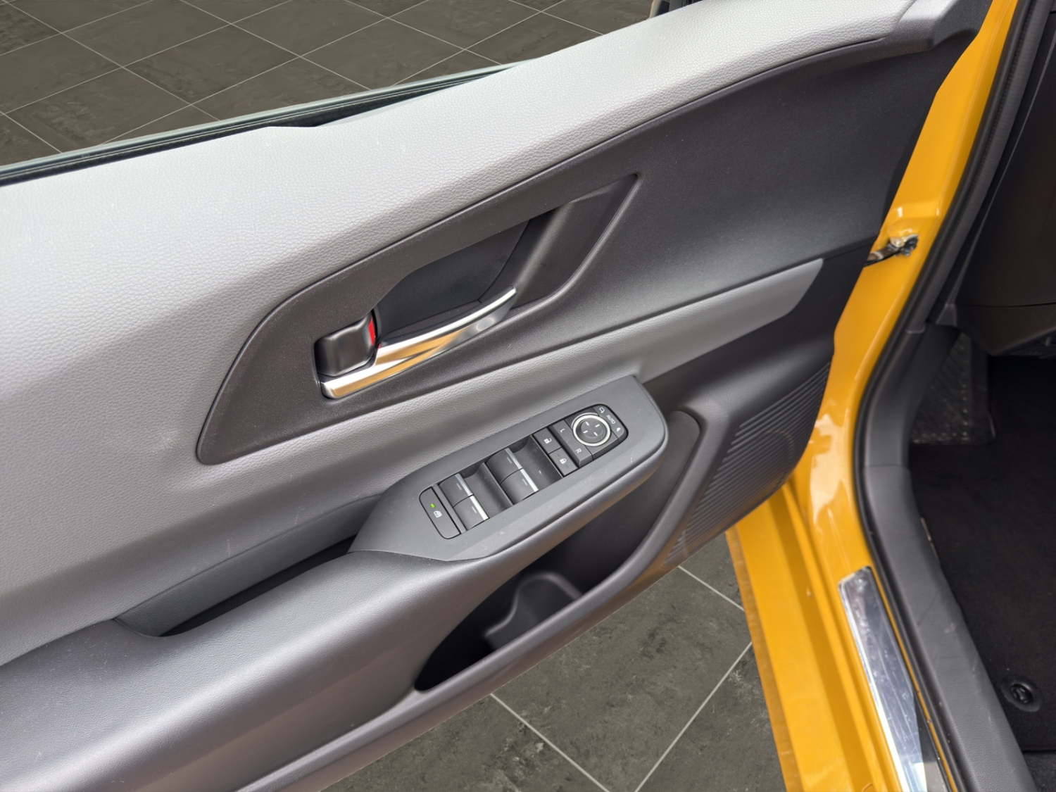 TOYOTA Prius 2.0 Plug-In-Hybrid Style-image-10
