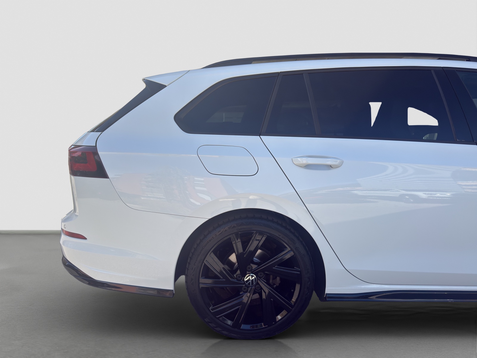 VW Golf Variant 2.0 TSI R-Line DSG 4Motion-image-2