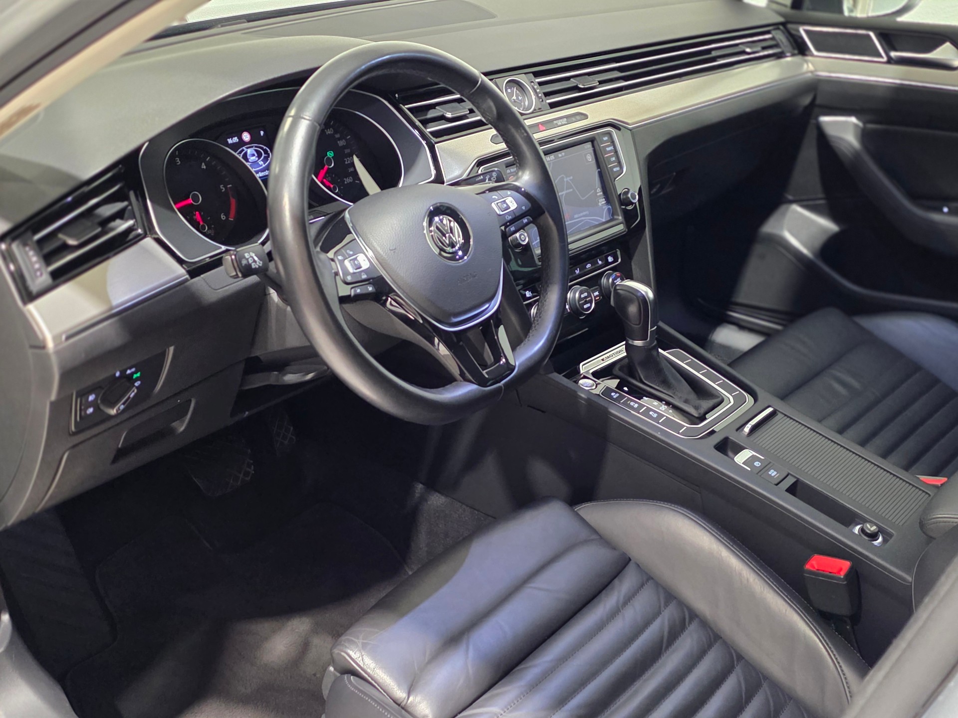 VW Passat Variant 2.0 TDI BMT Highline DSG 4Motion-image-6
