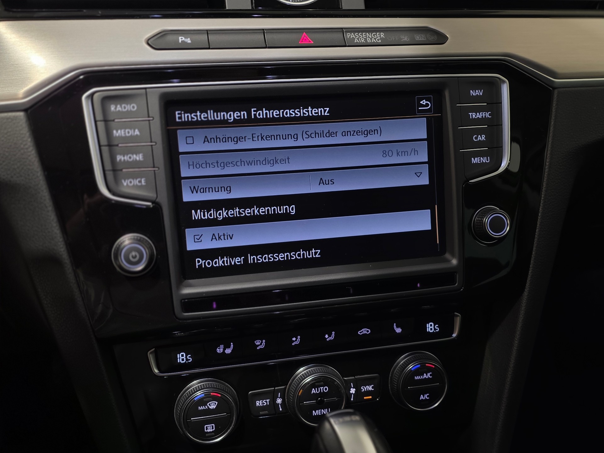 VW Passat Variant 2.0 TDI BMT Highline DSG 4Motion-image-12