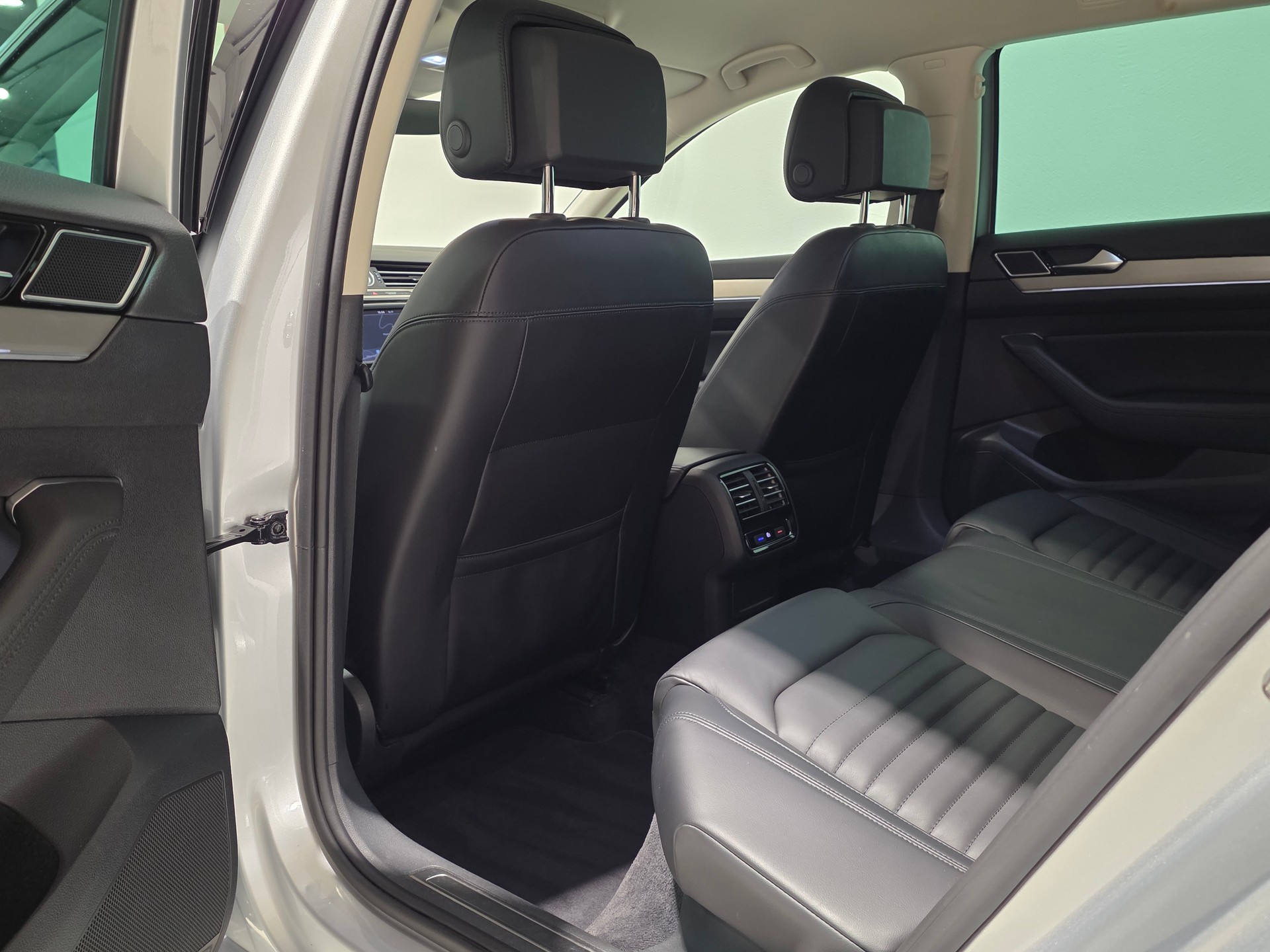 VW Passat Variant 2.0 TDI BMT Highline DSG 4Motion-image-18