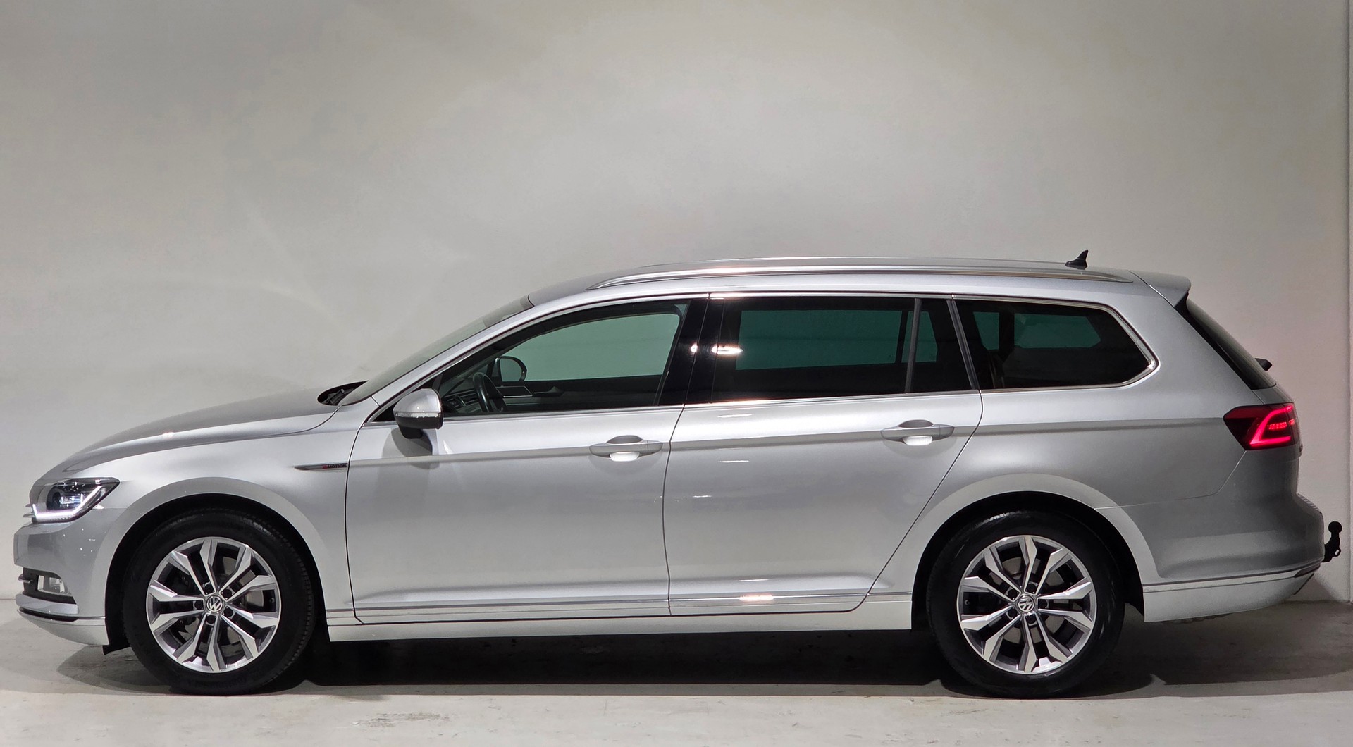 VW Passat Variant 2.0 TDI BMT Highline DSG 4Motion-image-1