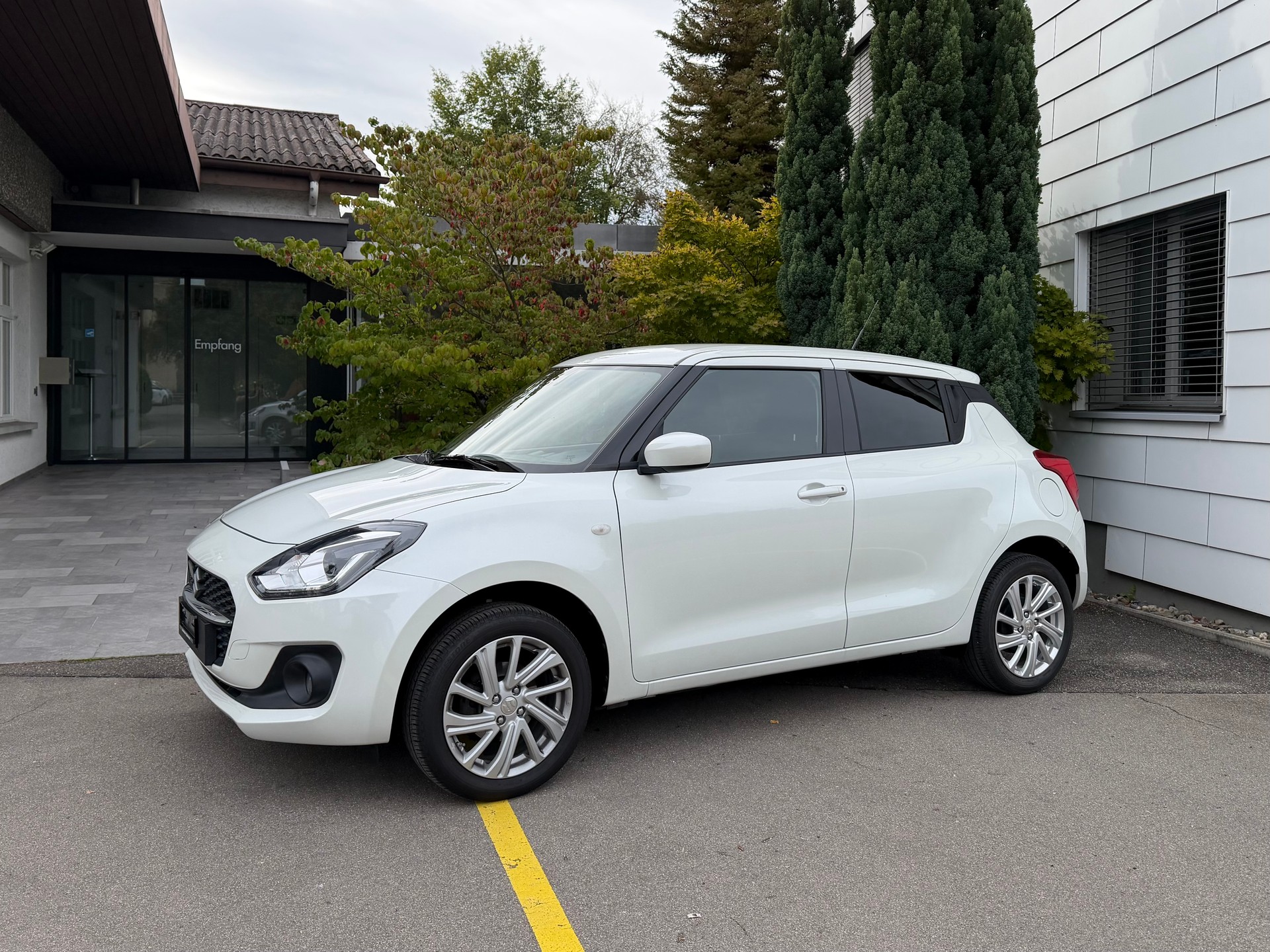 SUZUKI Swift 1.2 Compact Top 4x4 Hybrid *Top-Ausstattung*aus 1. Hand*Servicegepflegt*-image-0