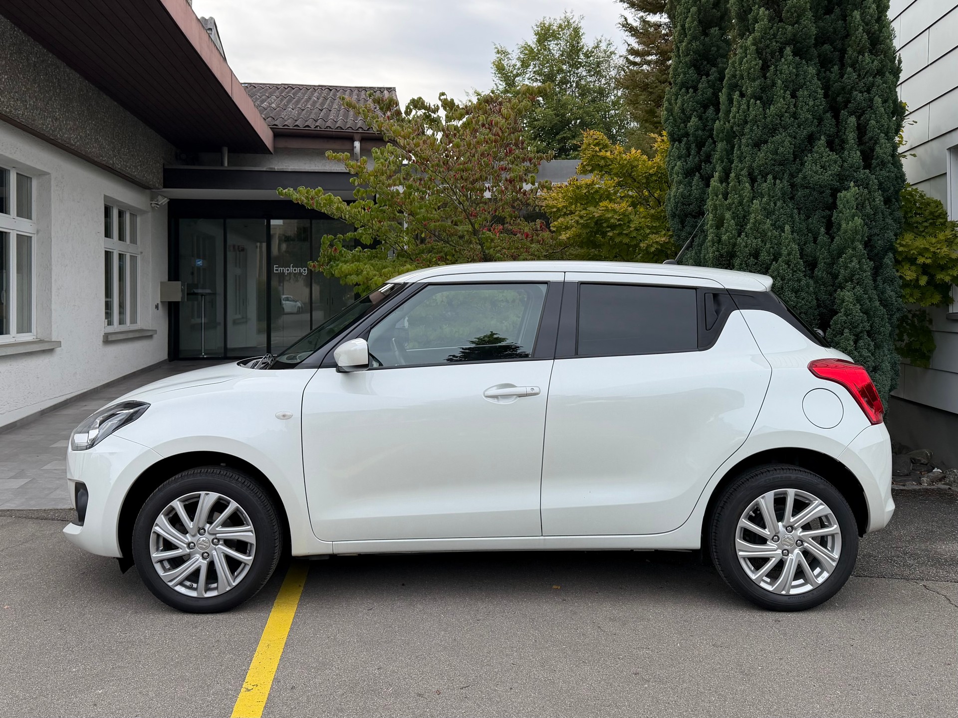 SUZUKI Swift 1.2 Compact Top 4x4 Hybrid *Top-Ausstattung*aus 1. Hand*Servicegepflegt*-image-4