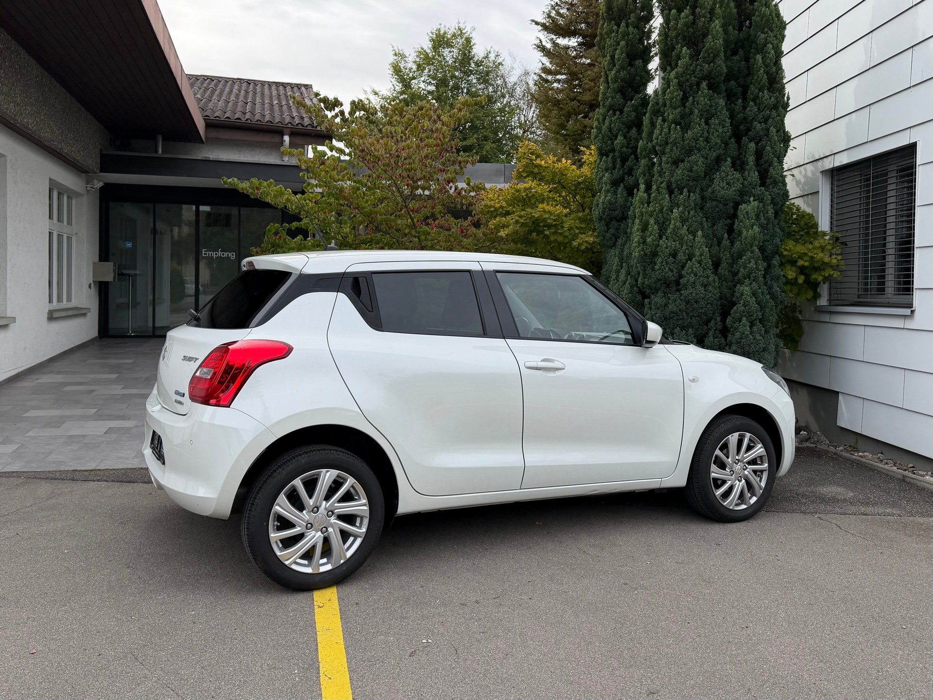 SUZUKI Swift 1.2 Compact Top 4x4 Hybrid *Top-Ausstattung*aus 1. Hand*Servicegepflegt*-image-2
