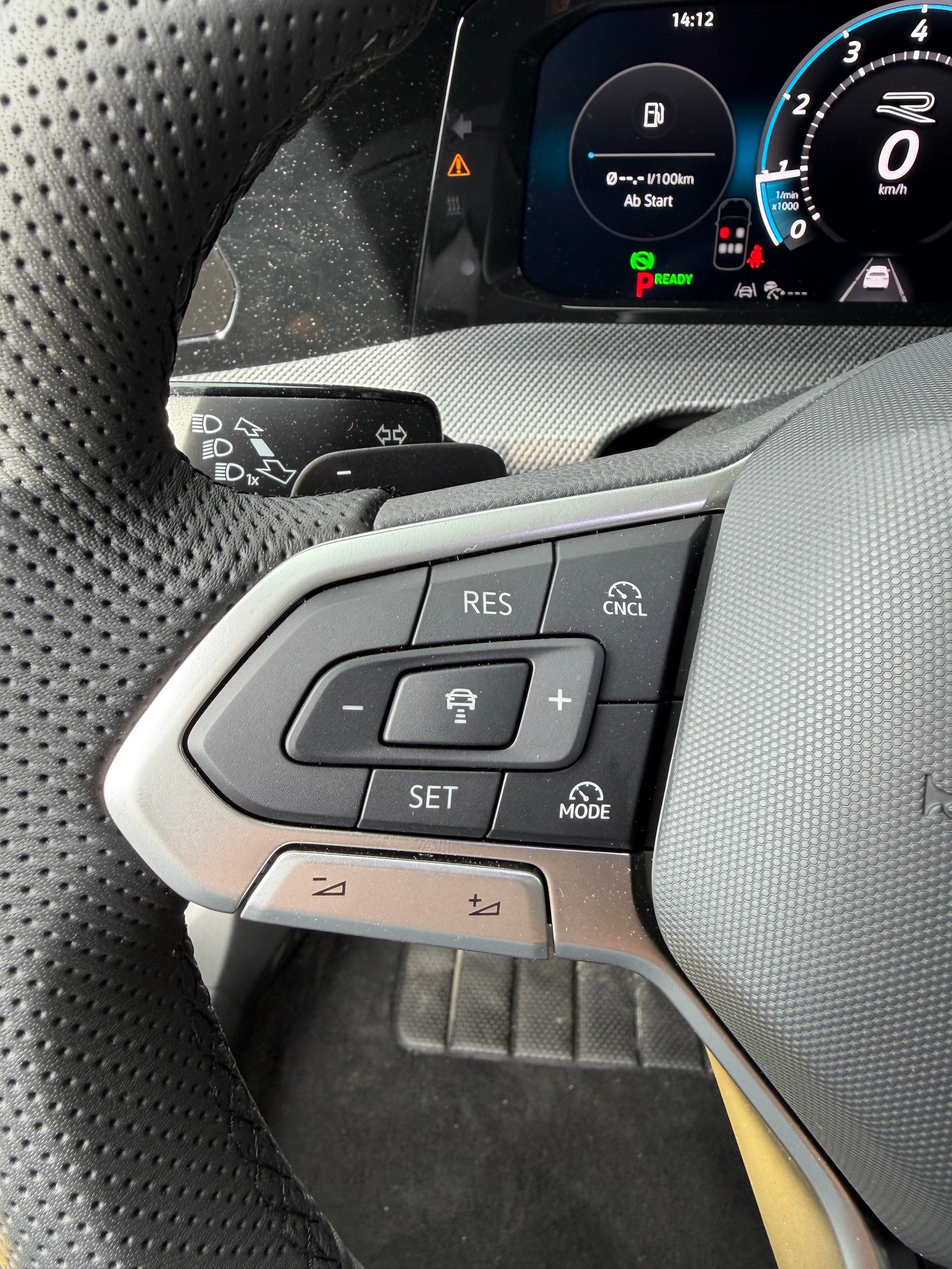 VW Golf 1.5 E TSI mHEV R-Line Aussen und Innen DSG 150 PS Anhängerkupplung und mit 33 % Rabatt !-showroom-element-3