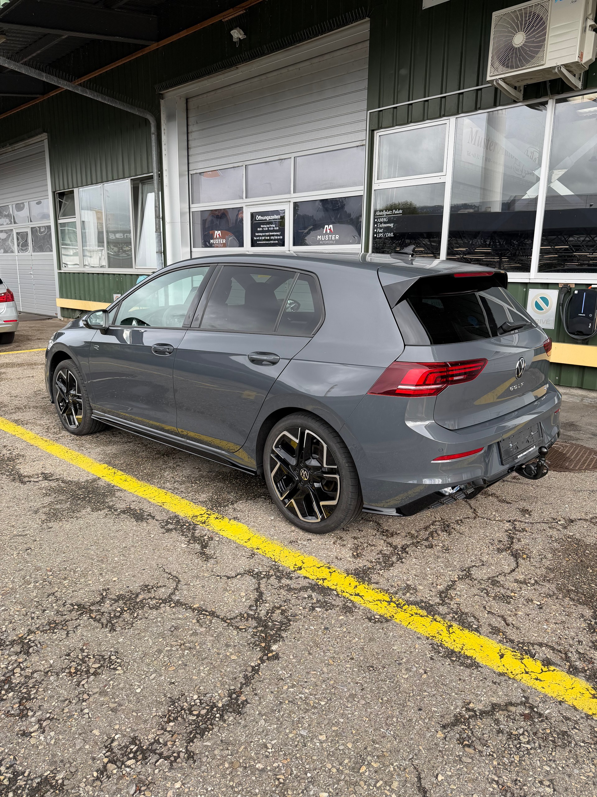 VW Golf 1.5 E TSI mHEV R-Line Aussen und Innen DSG 150 PS Anhängerkupplung und mit 33 % Rabatt !-showroom-element-1