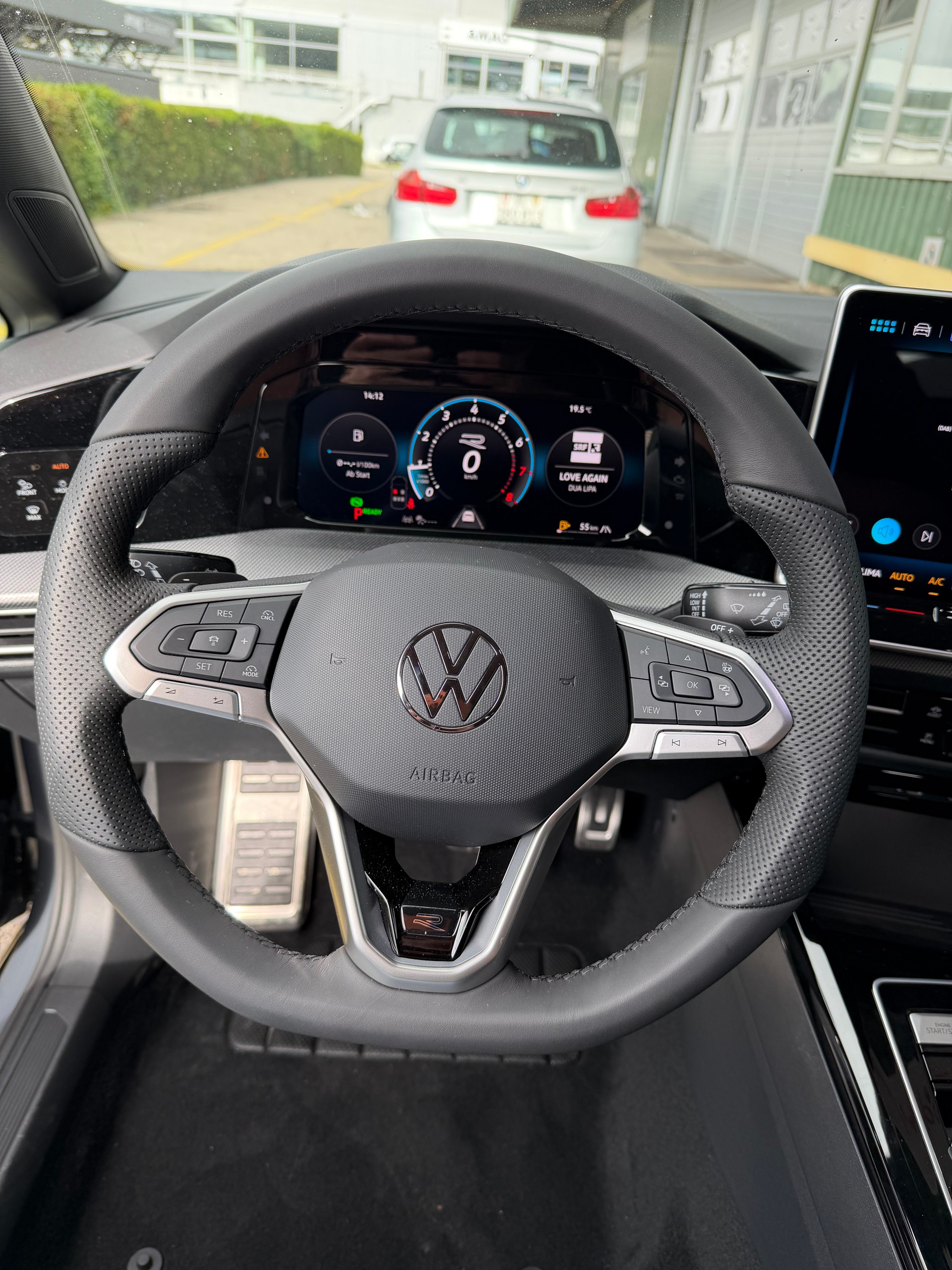VW Golf 1.5 E TSI mHEV R-Line Aussen und Innen DSG 150 PS Anhängerkupplung und mit 33 % Rabatt !-showroom-element-2