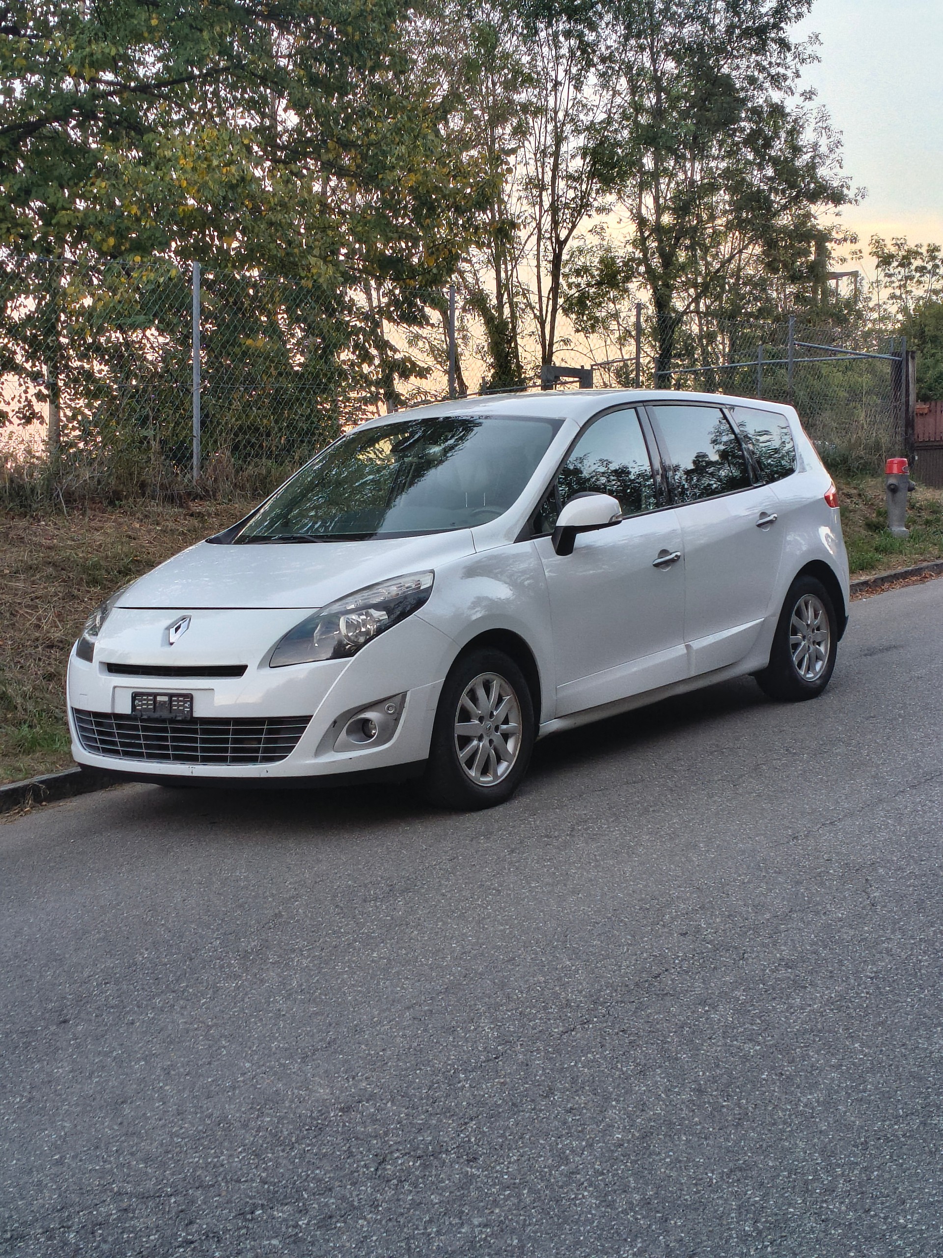 RENAULT Grand Scénic 2.0 16V Dynamique X-Tronic CVT-image-0