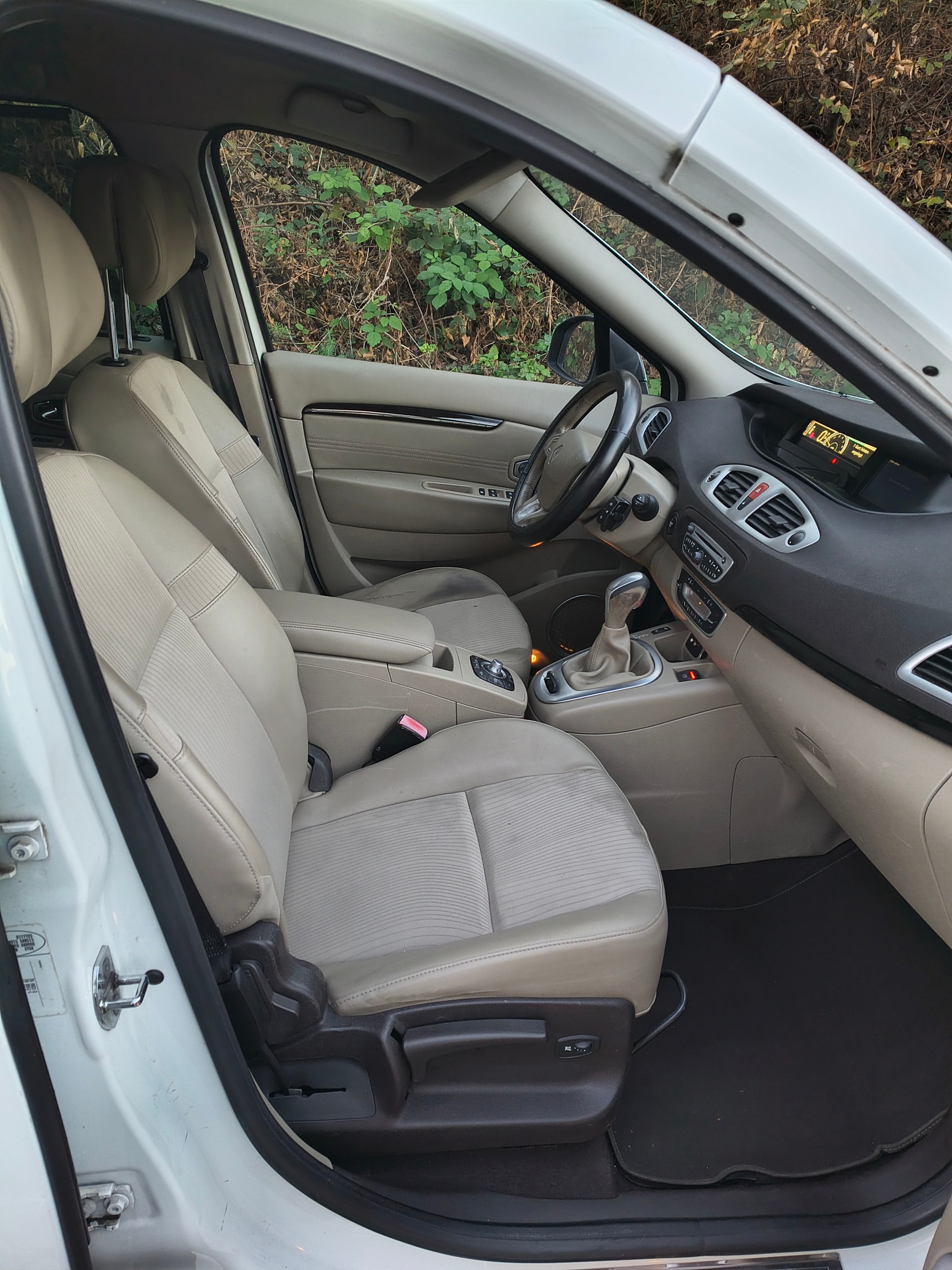 RENAULT Grand Scénic 2.0 16V Dynamique X-Tronic CVT-image-10