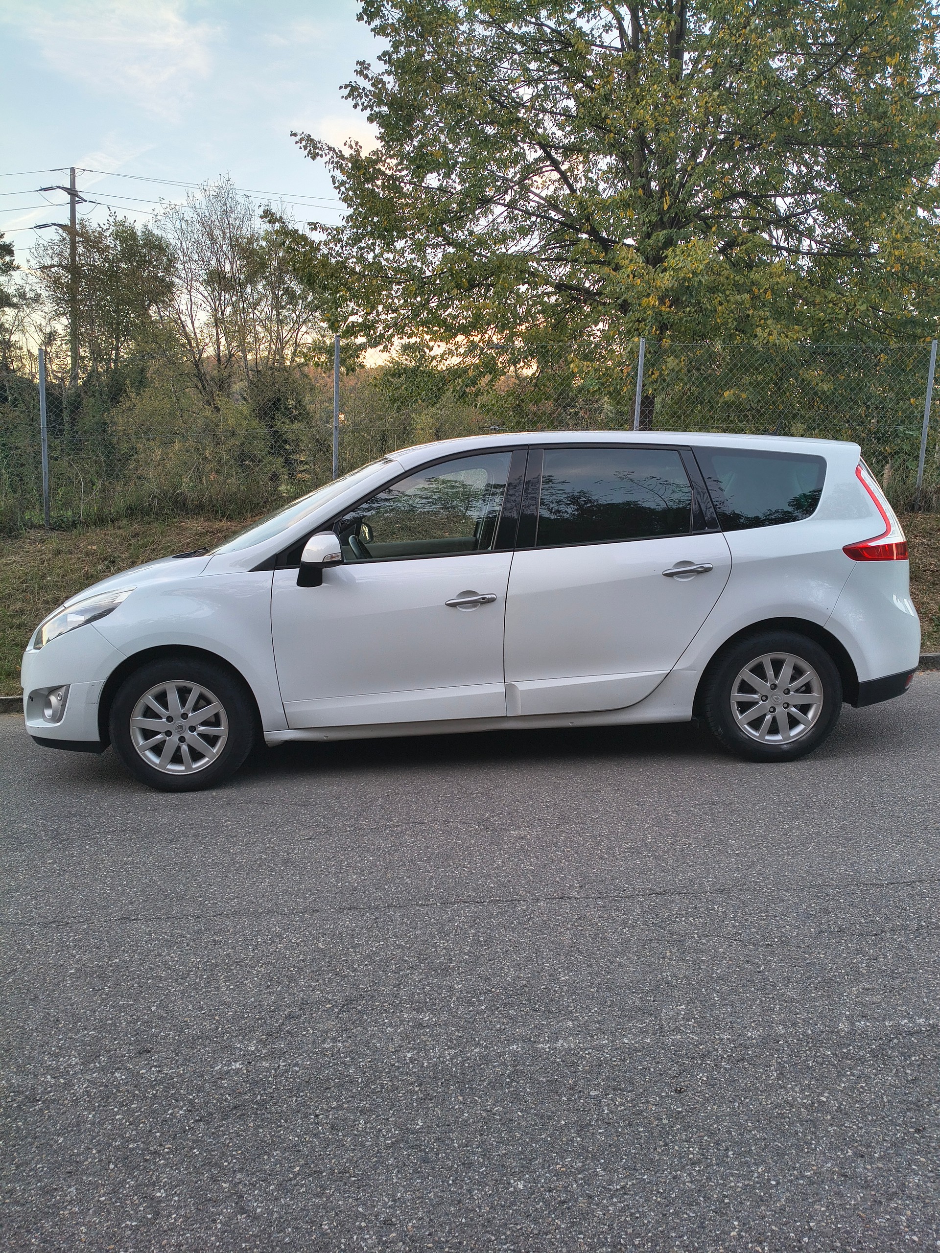 RENAULT Grand Scénic 2.0 16V Dynamique X-Tronic CVT-image-7