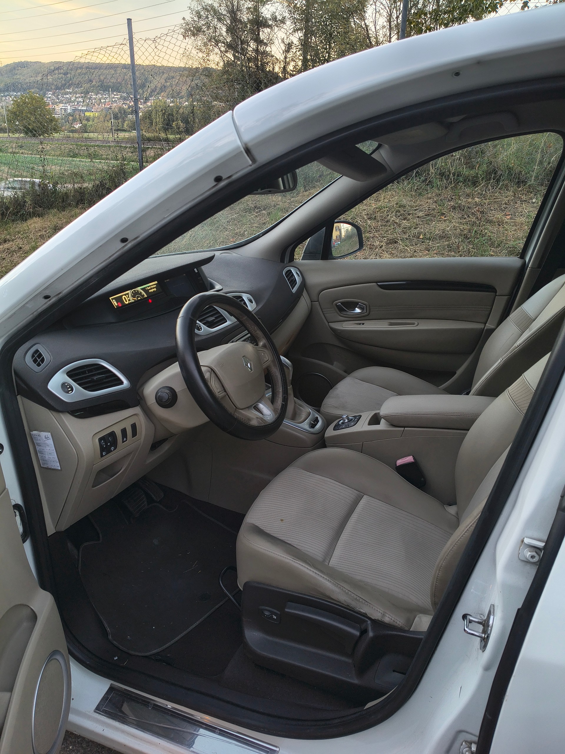 RENAULT Grand Scénic 2.0 16V Dynamique X-Tronic CVT-image-8