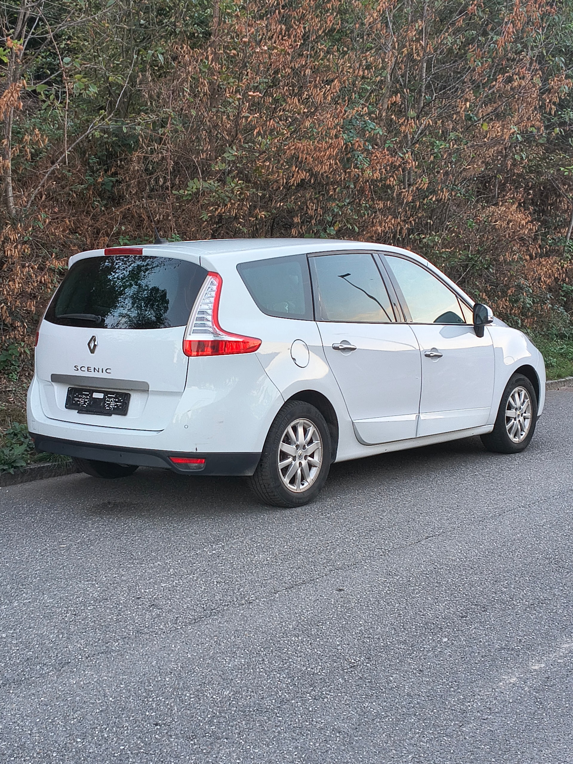 RENAULT Grand Scénic 2.0 16V Dynamique X-Tronic CVT-image-4