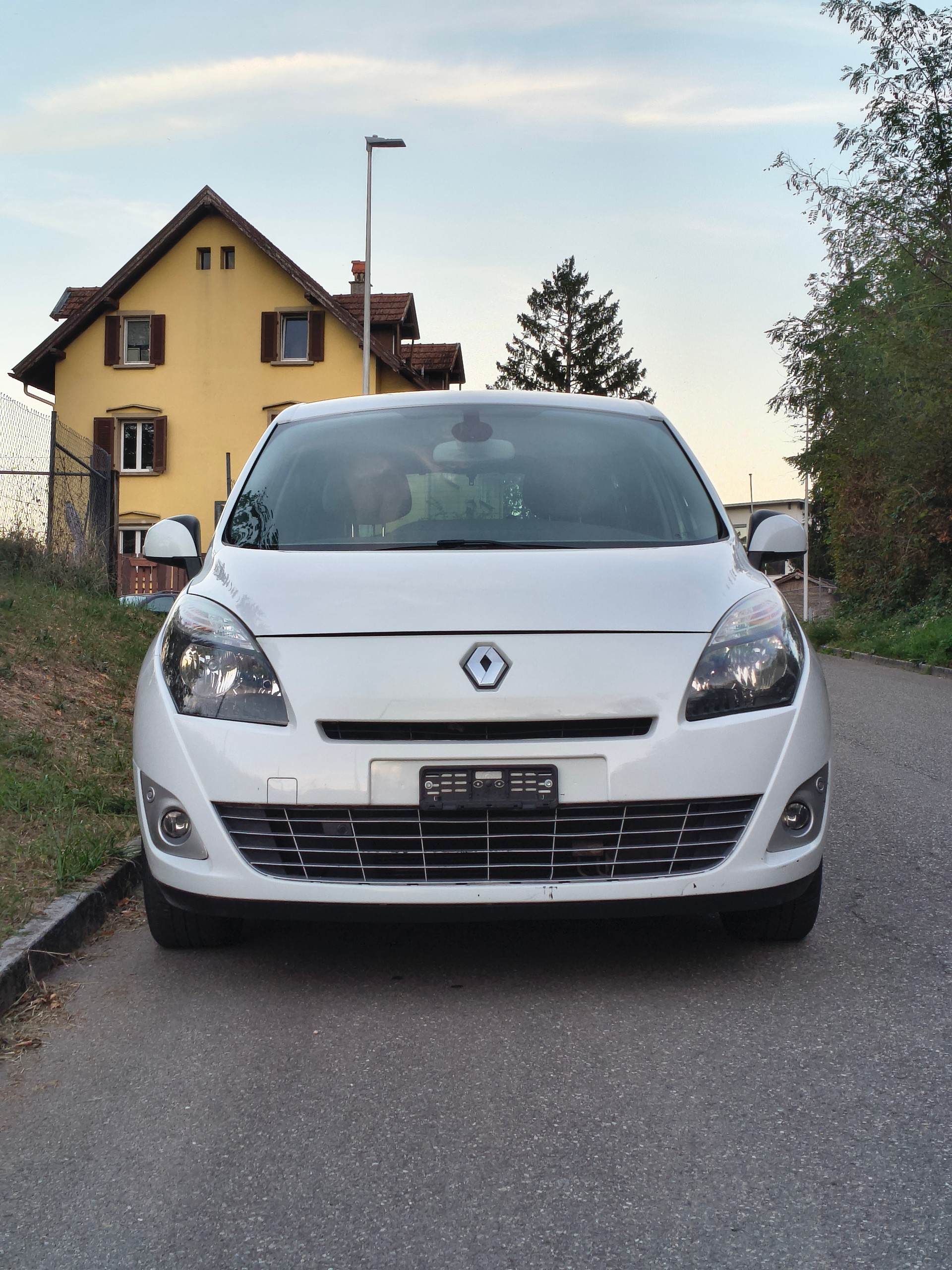 RENAULT Grand Scénic 2.0 16V Dynamique X-Tronic CVT-image-1