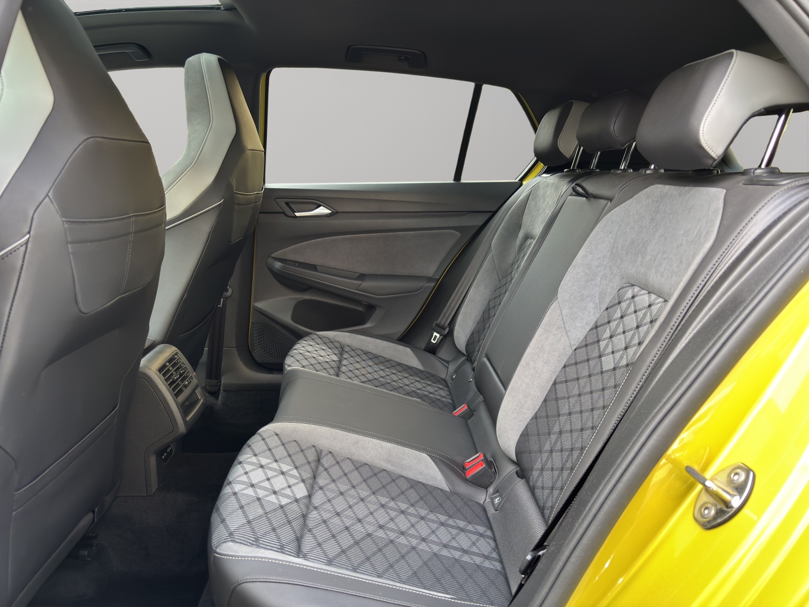VW Golf VIII 1.5 eTSI R-Line DSG-image-9