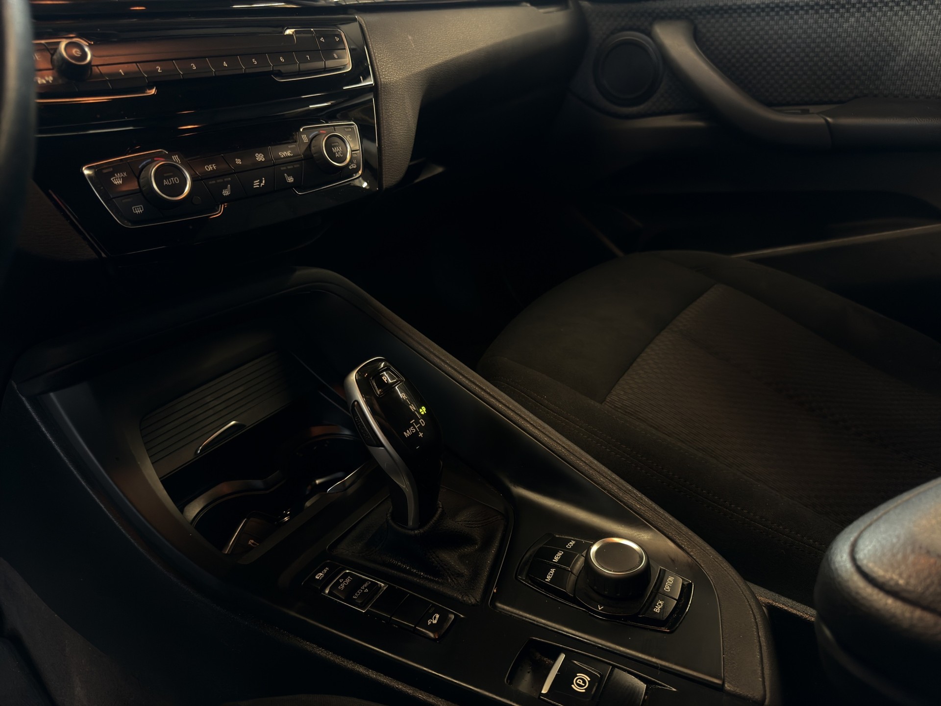 BMW X1 18d xDrive-image-14