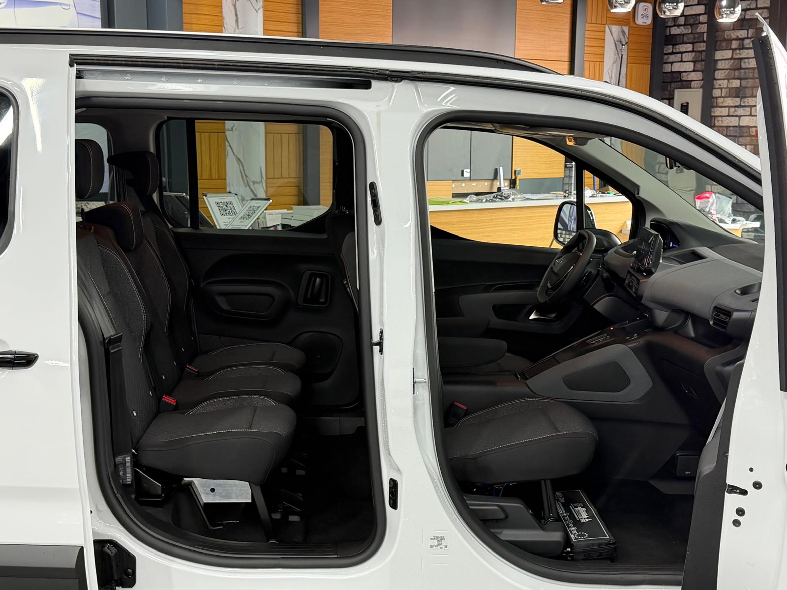 PEUGEOT Rifter Long 1.5 BlueHDi Allure EAT8 Rollstuhlumbau-image-17