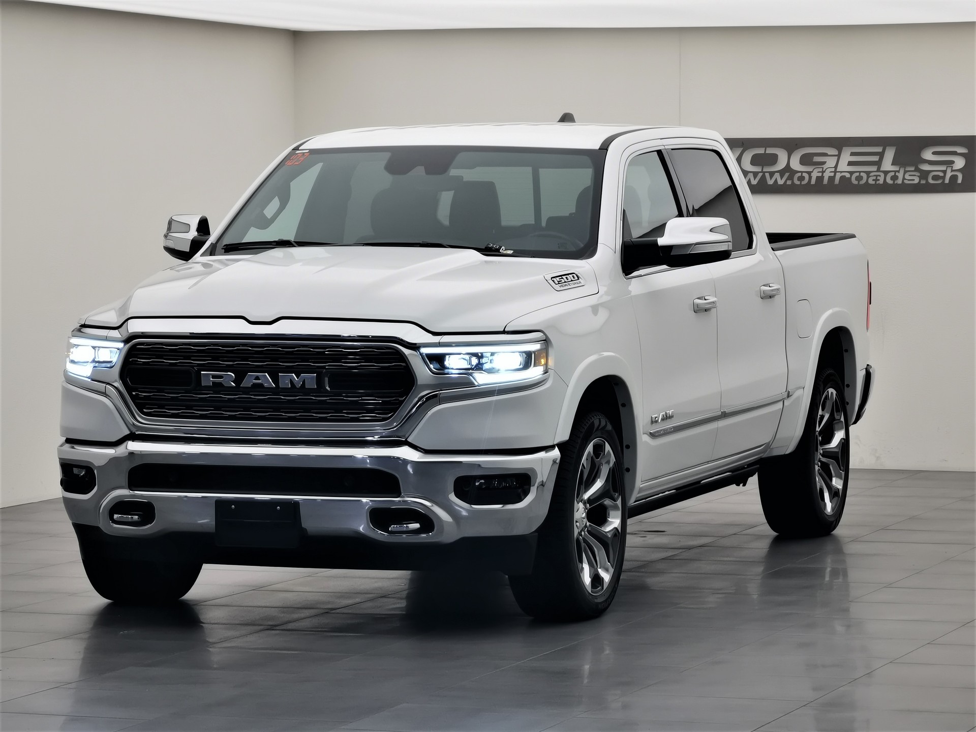 DODGE Ram 1500 5.7 V8 Limited eTorque Crew Cab-image-0