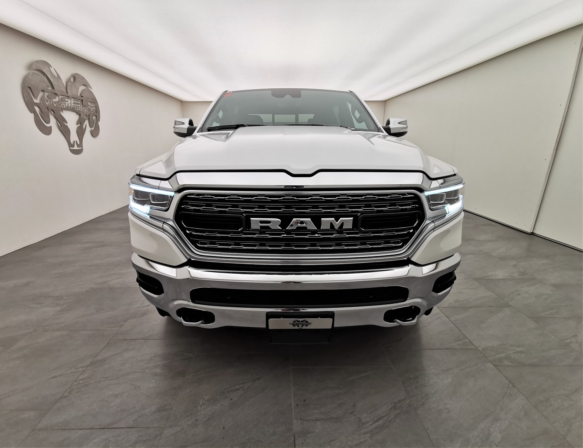 DODGE Ram 1500 5.7 V8 Limited eTorque Crew Cab-image-2