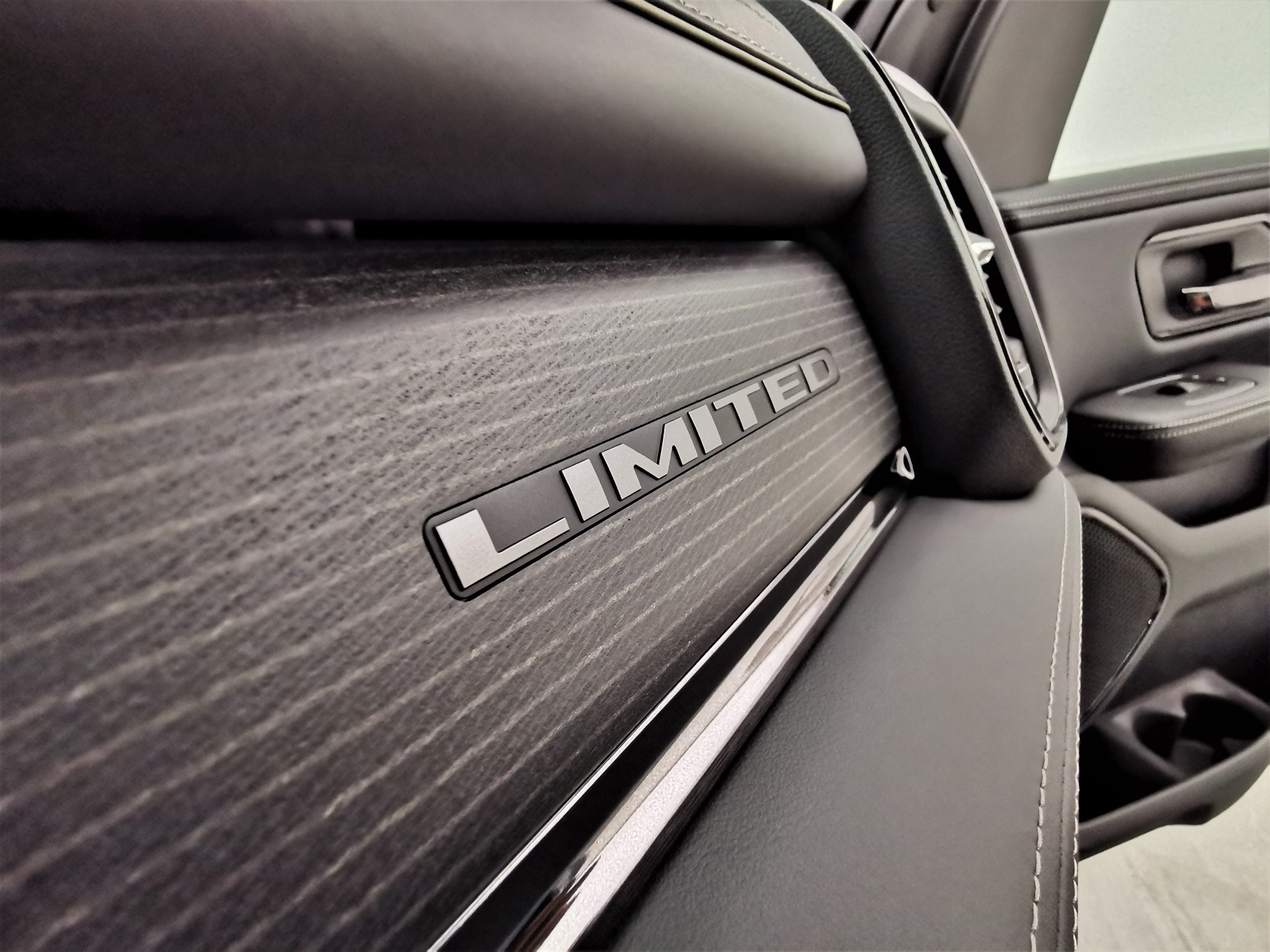 DODGE Ram 1500 5.7 V8 Limited eTorque Crew Cab-image-11