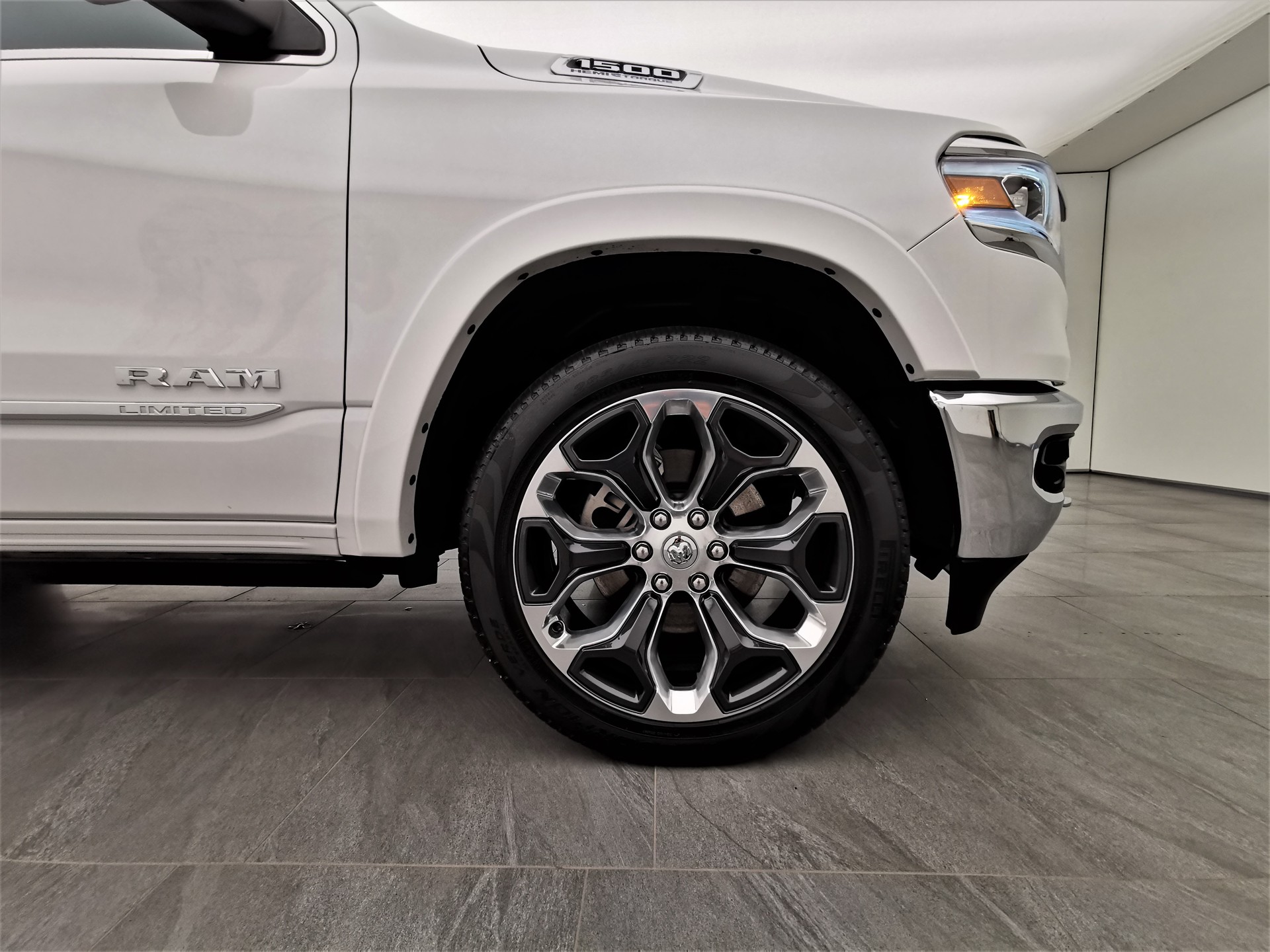 DODGE Ram 1500 5.7 V8 Limited eTorque Crew Cab-image-15