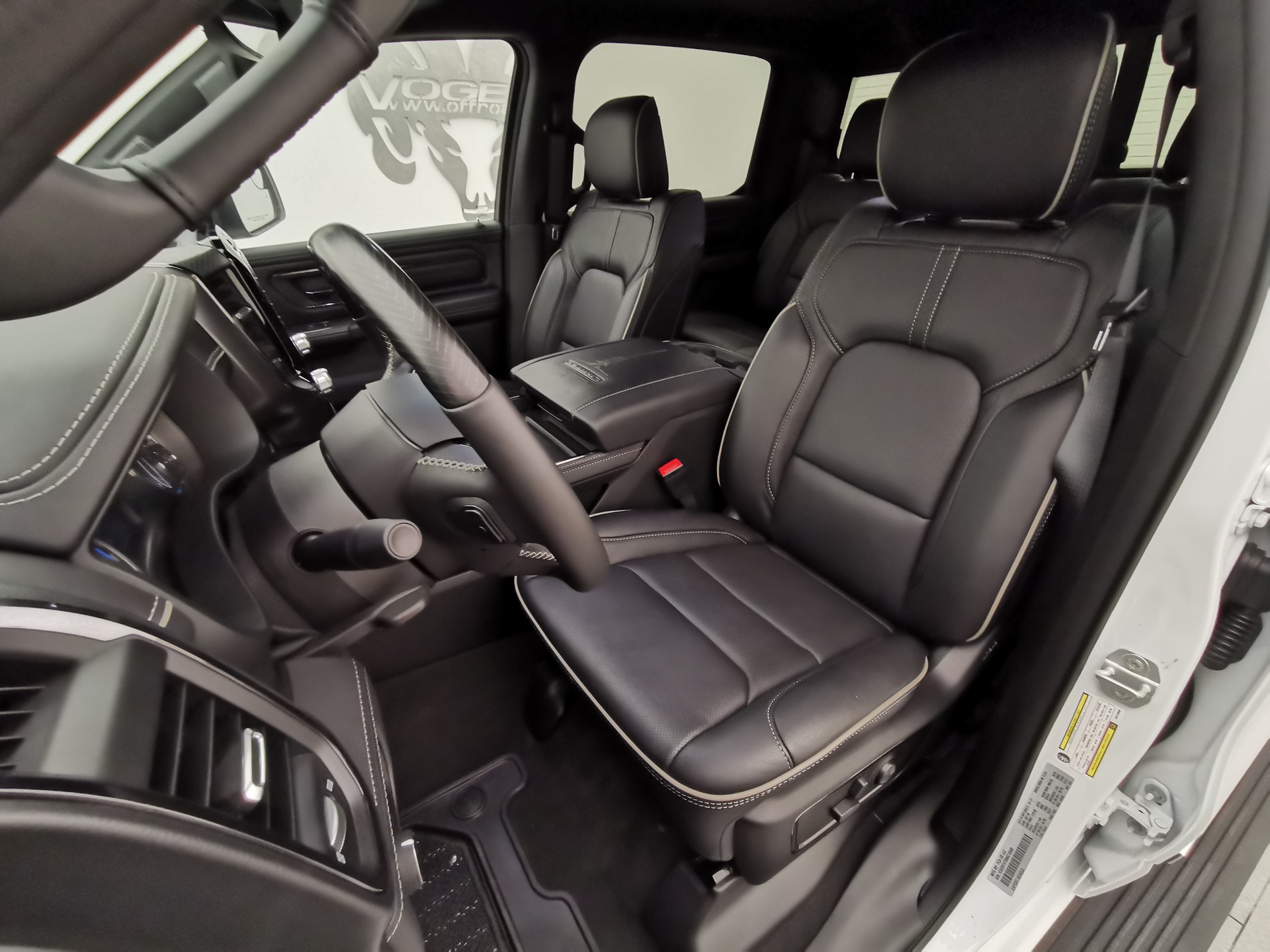 DODGE Ram 1500 5.7 V8 Limited eTorque Crew Cab-image-7