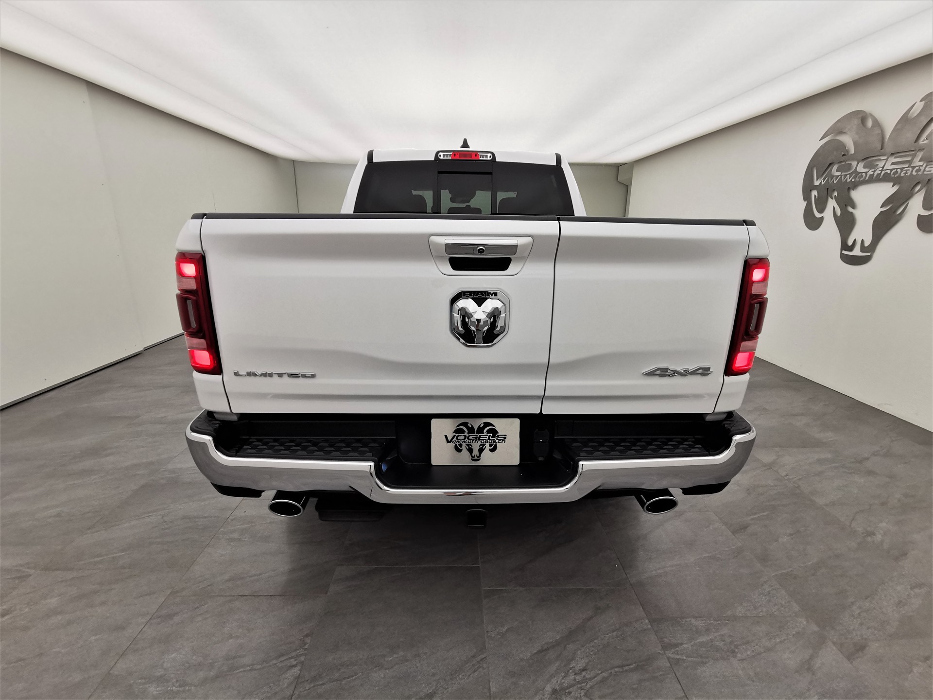 DODGE Ram 1500 5.7 V8 Limited eTorque Crew Cab-image-5