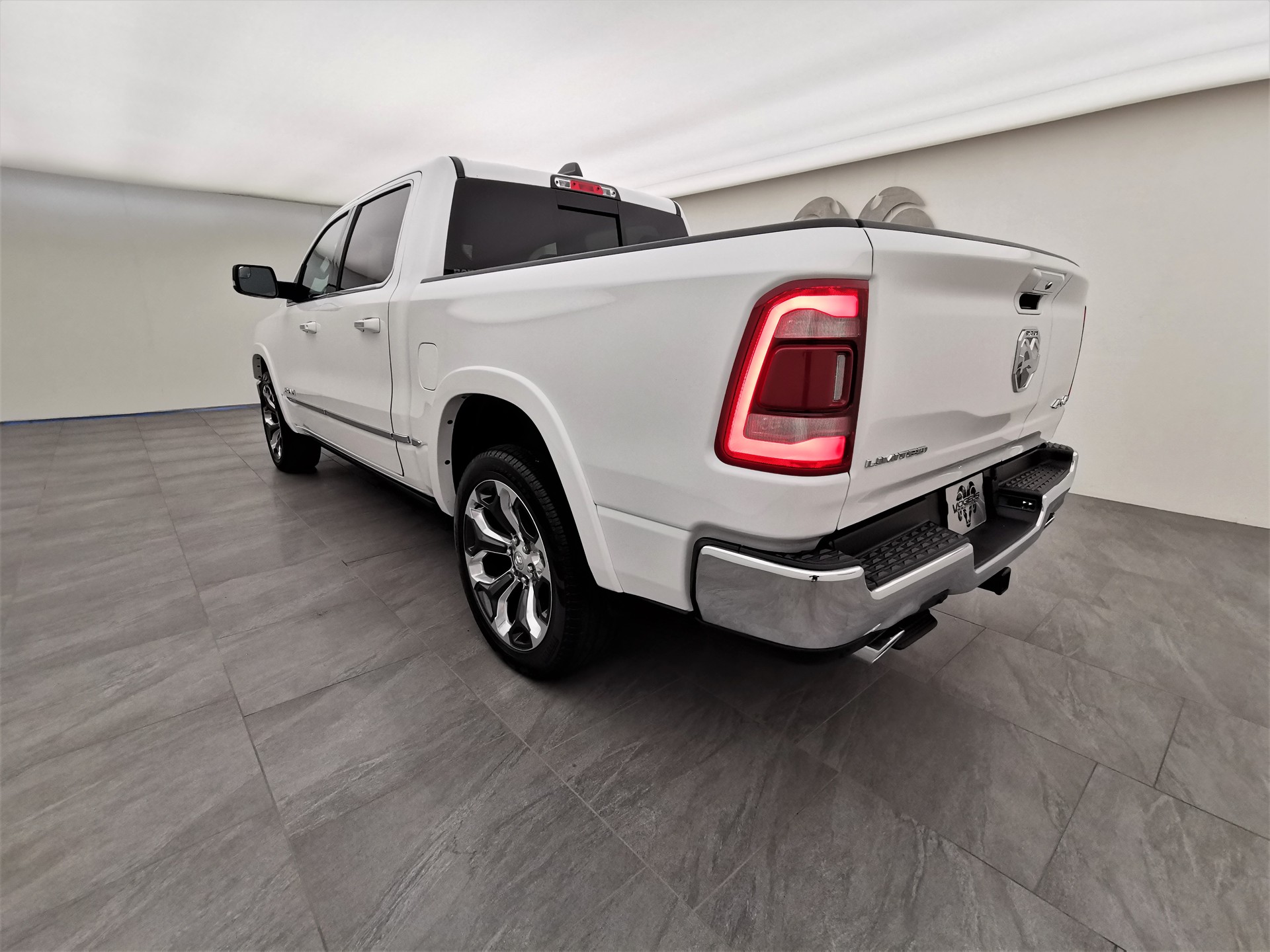 DODGE Ram 1500 5.7 V8 Limited eTorque Crew Cab-image-6