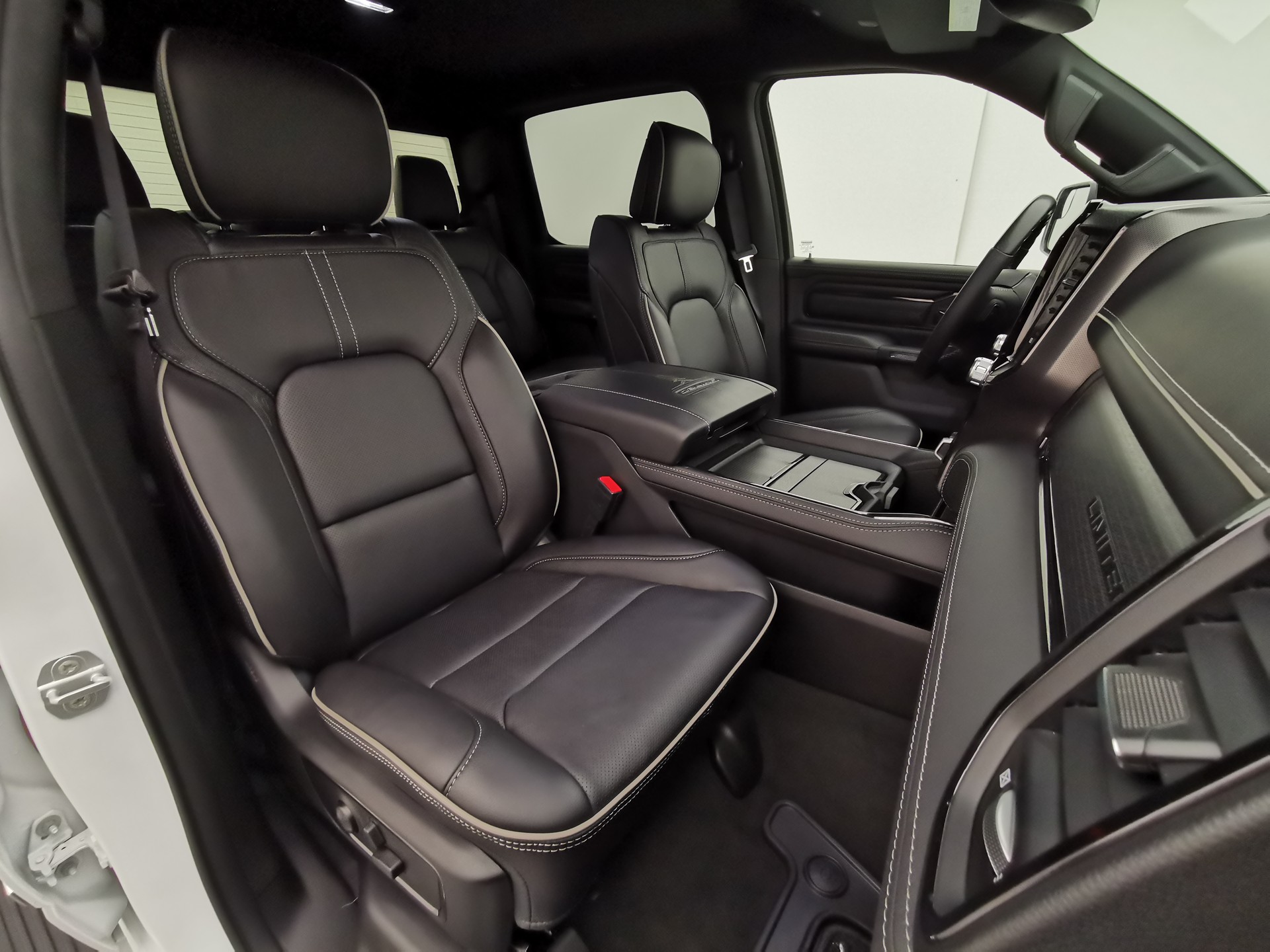 DODGE Ram 1500 5.7 V8 Limited eTorque Crew Cab-image-14