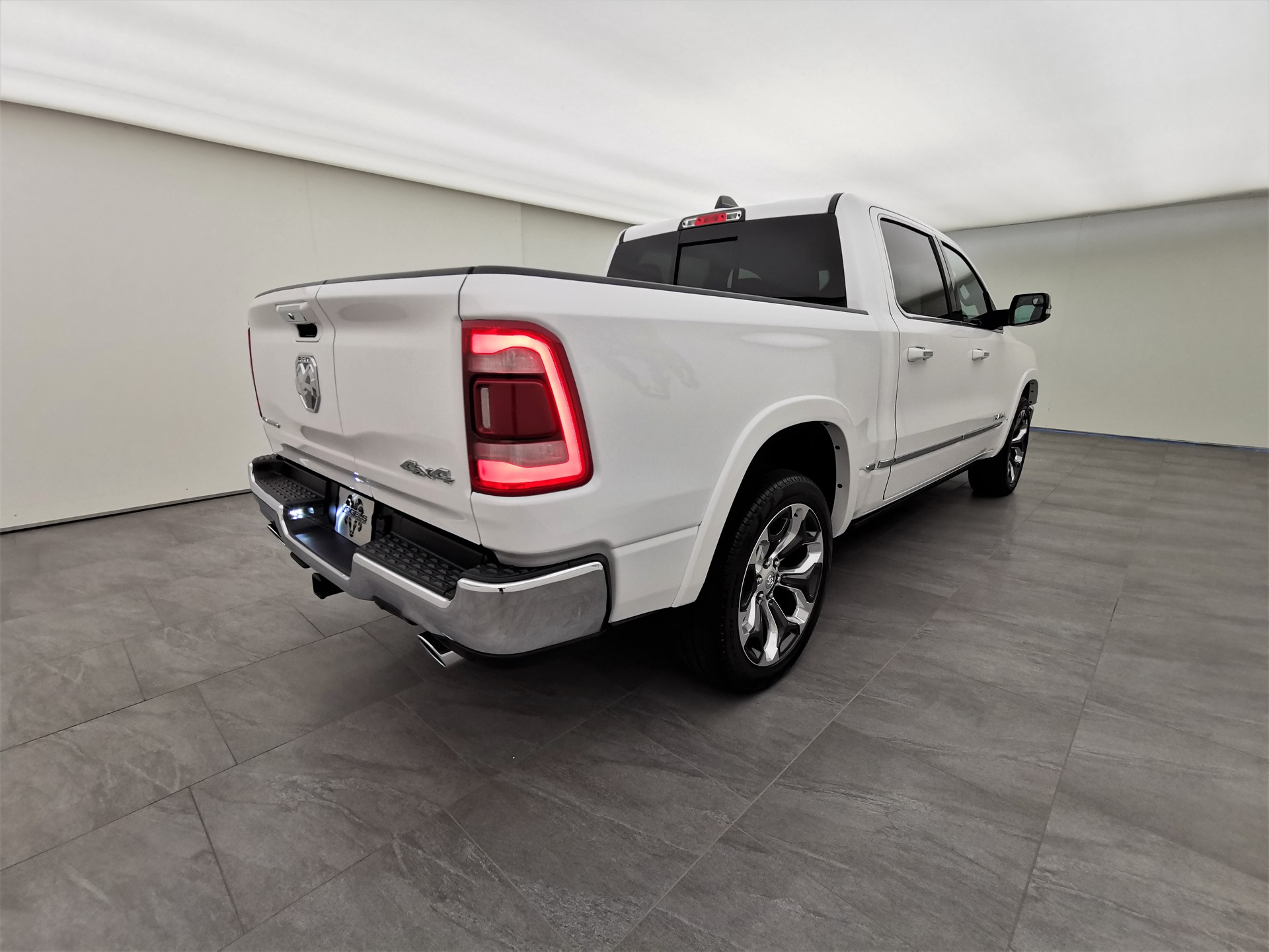 DODGE Ram 1500 5.7 V8 Limited eTorque Crew Cab-image-4