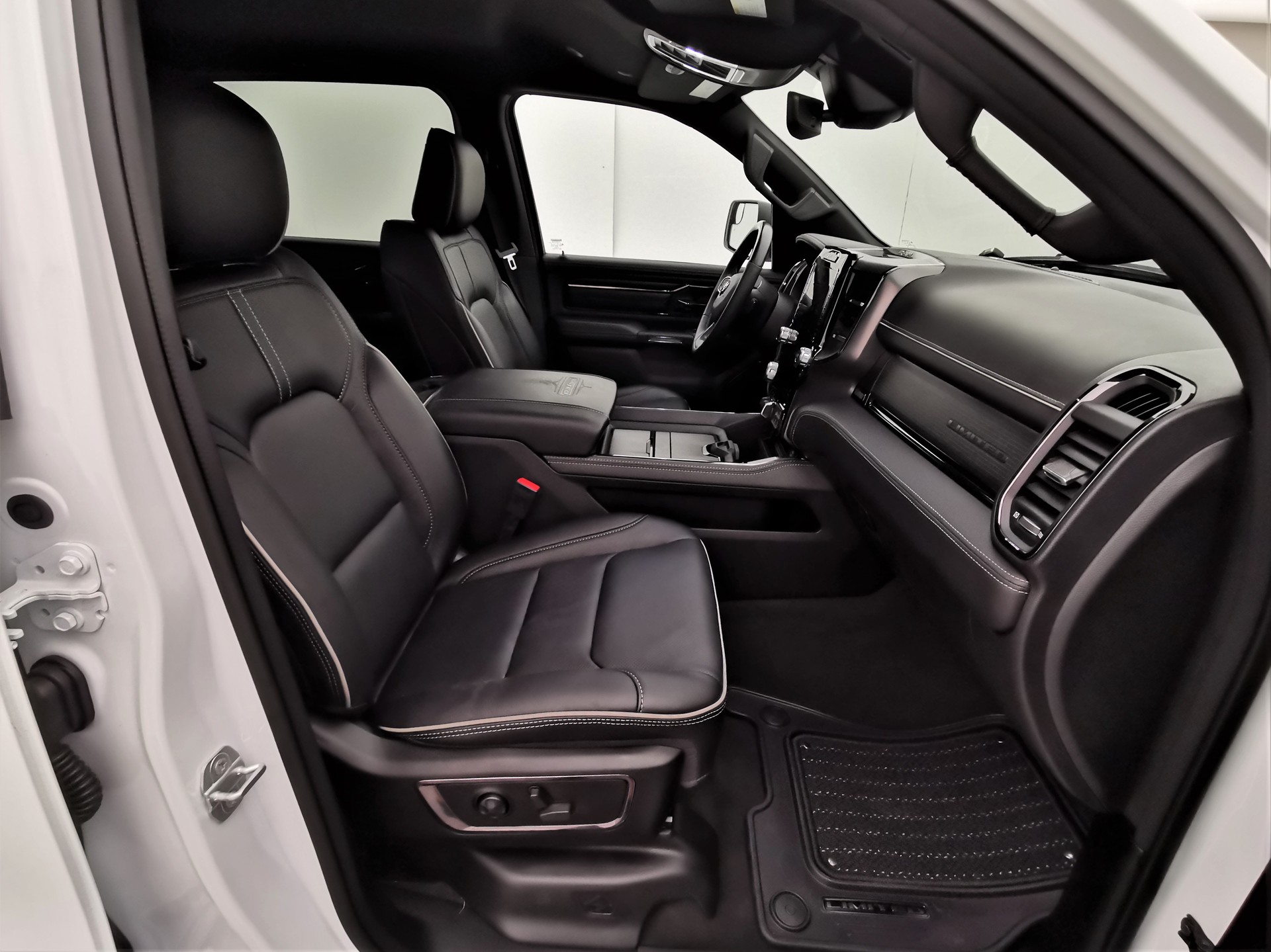 DODGE Ram 1500 5.7 V8 Limited eTorque Crew Cab-image-13