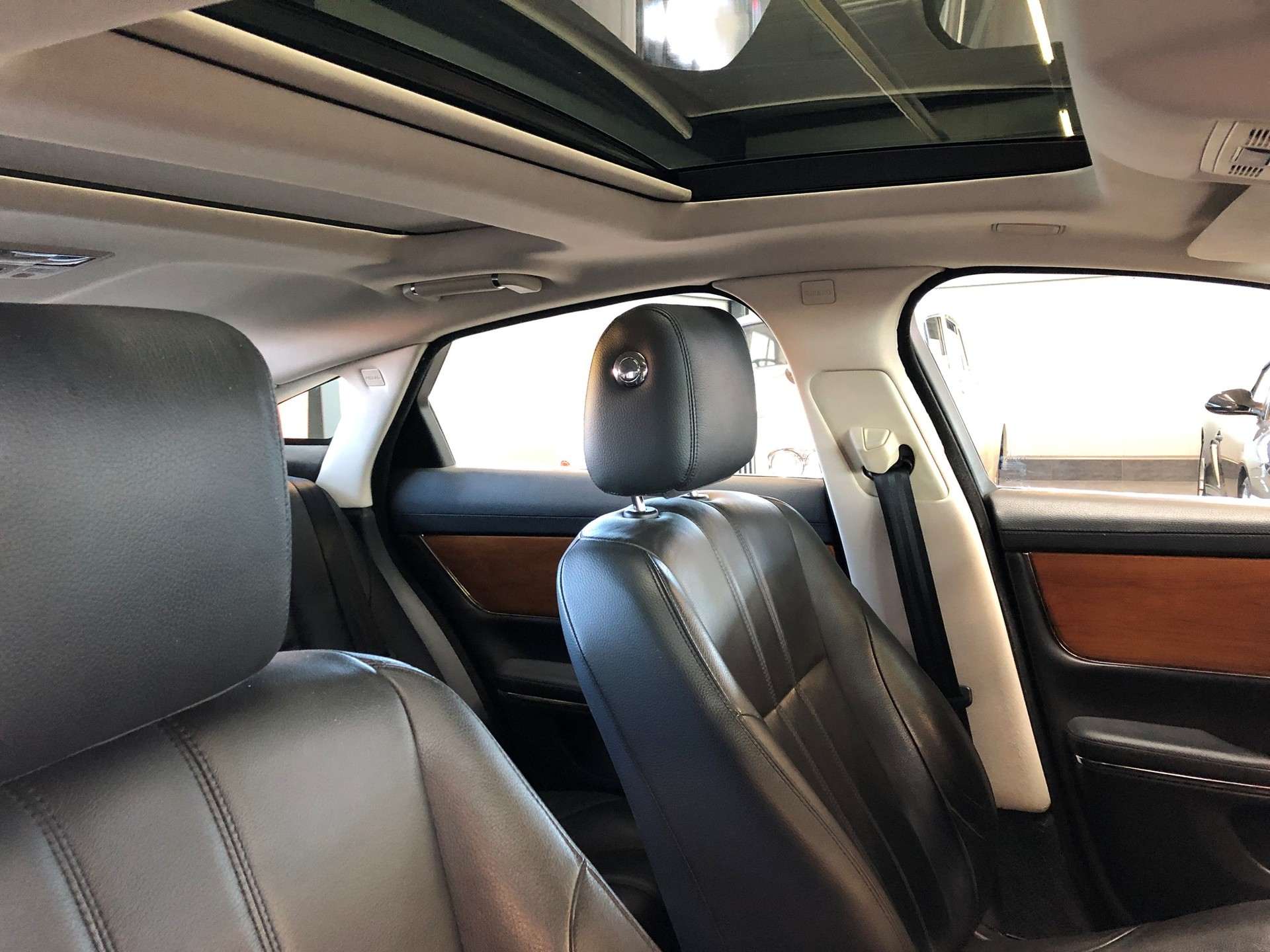 JAGUAR XJ 3.0d V6 Luxury Automatic-image-11
