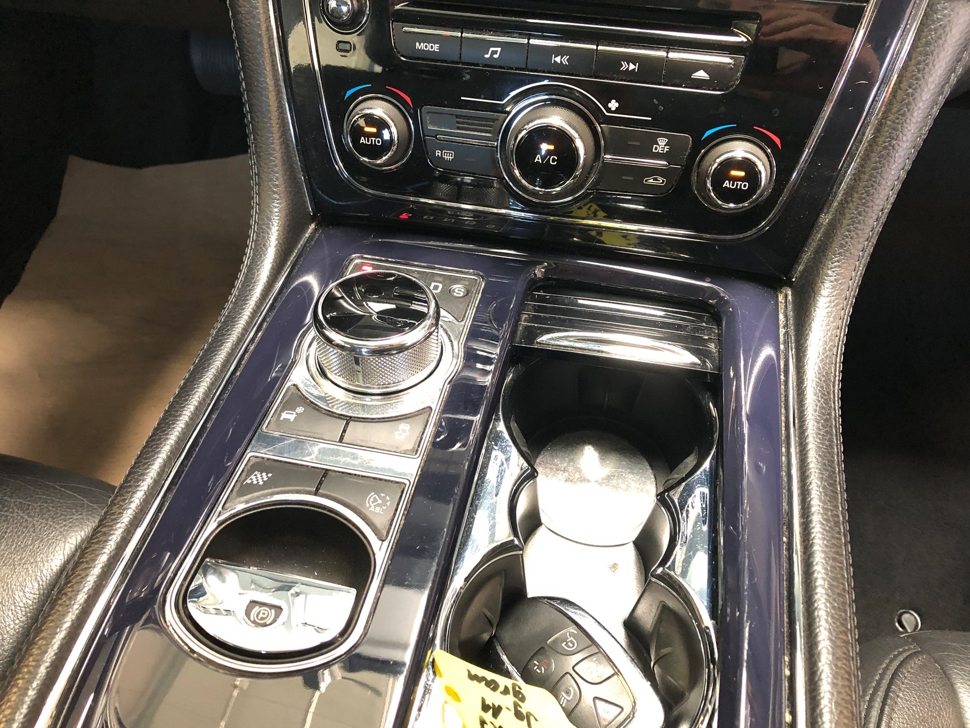 JAGUAR XJ 3.0d V6 Luxury Automatic-image-14