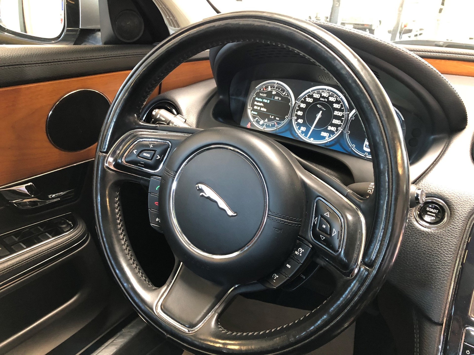 JAGUAR XJ 3.0d V6 Luxury Automatic-image-15