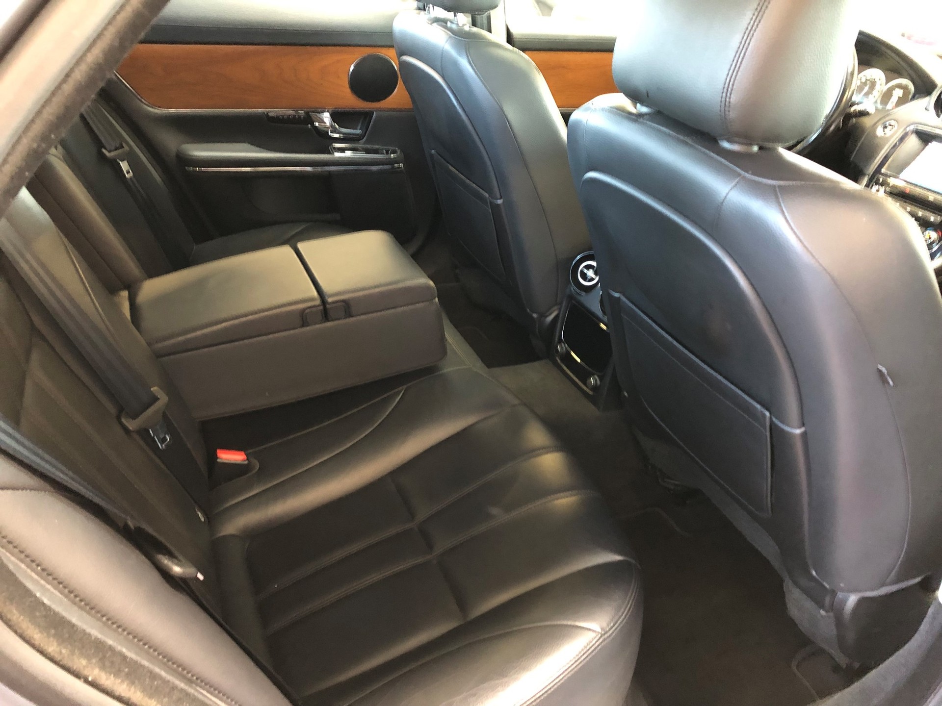 JAGUAR XJ 3.0d V6 Luxury Automatic-image-16