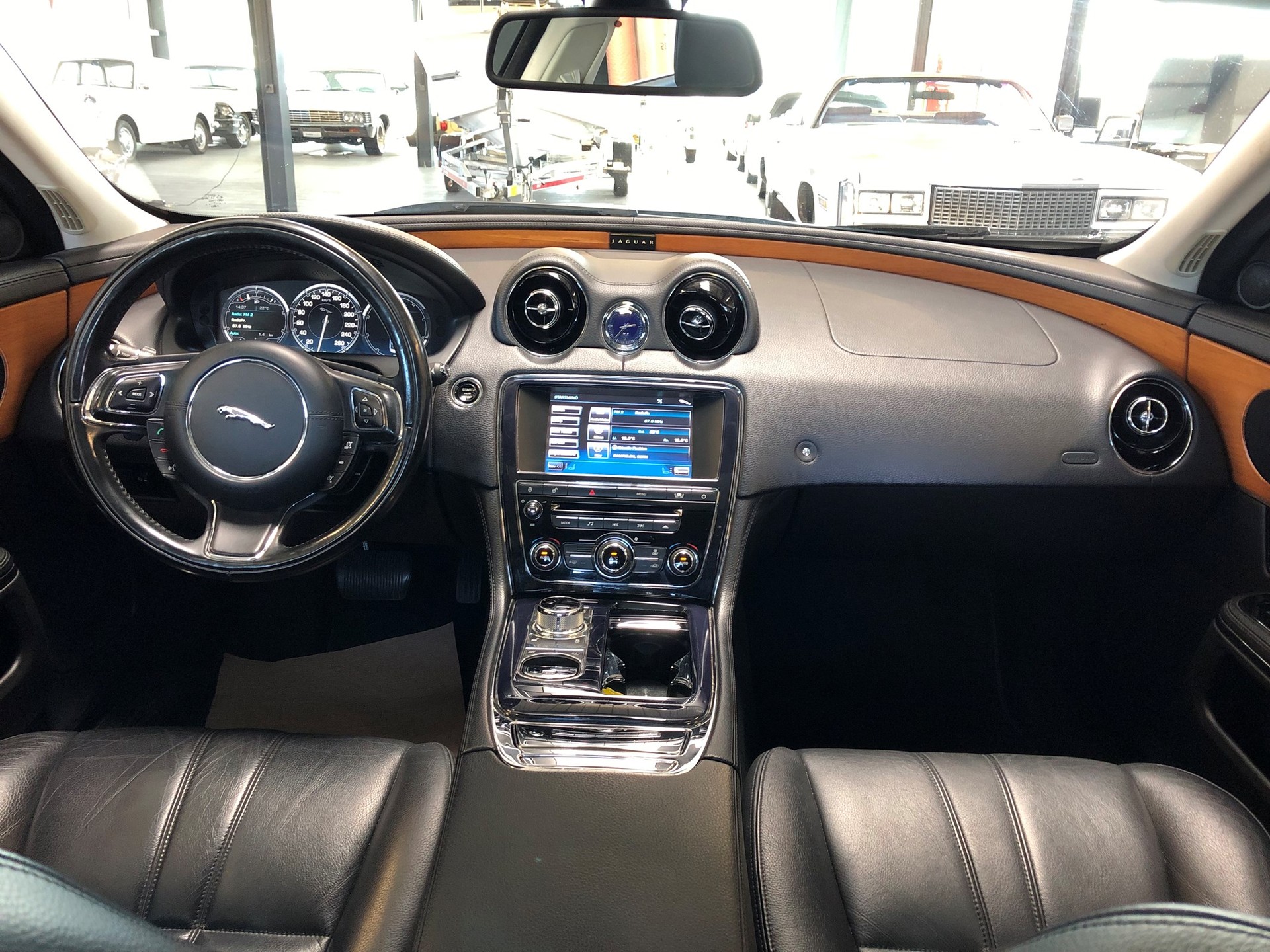 JAGUAR XJ 3.0d V6 Luxury Automatic-image-17