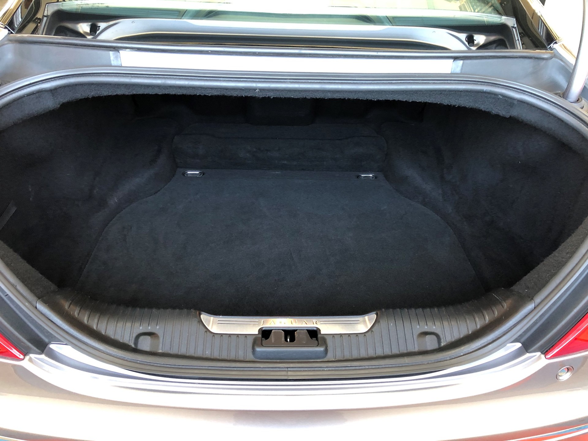 JAGUAR XJ 3.0d V6 Luxury Automatic-image-18