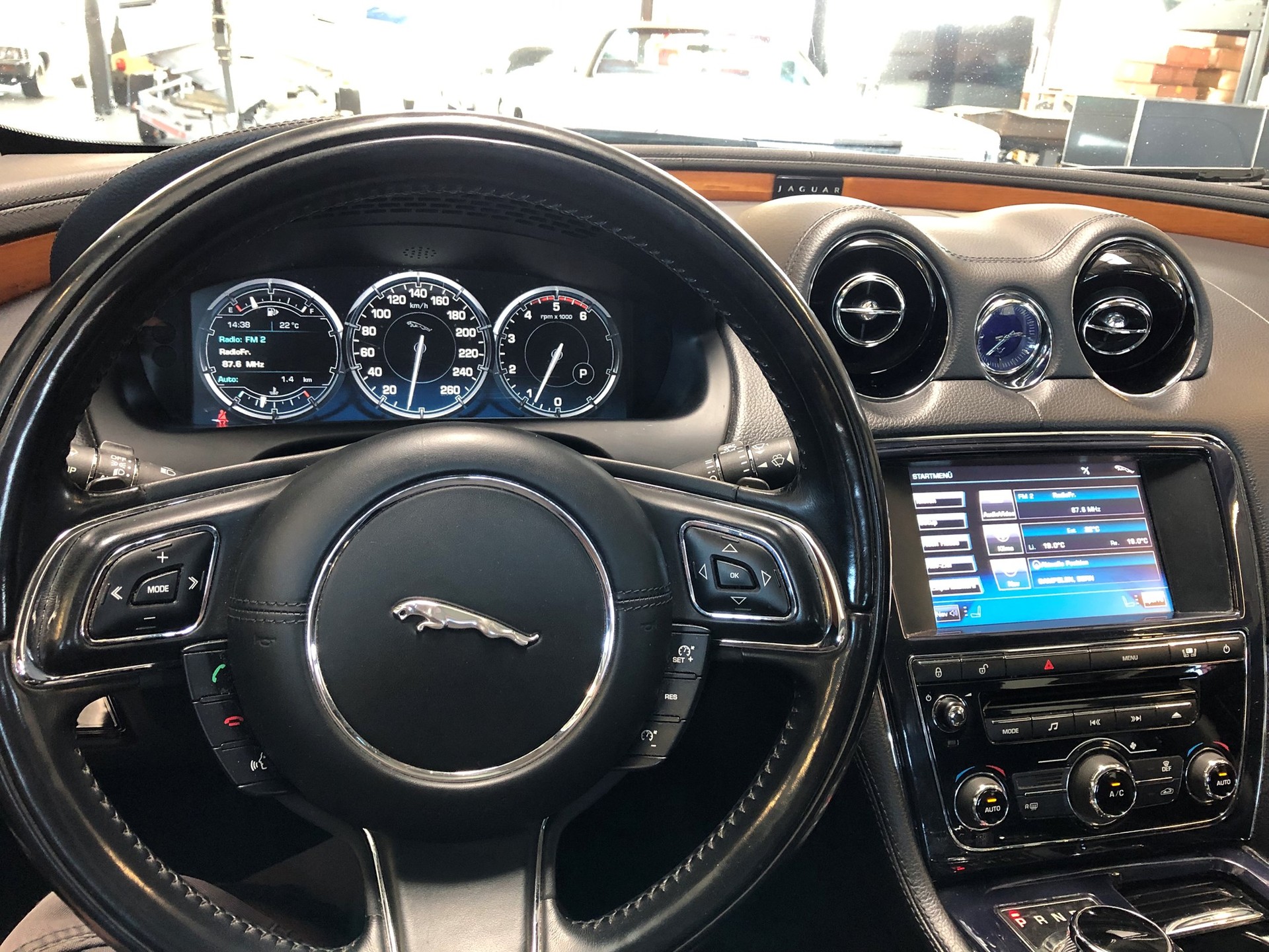 JAGUAR XJ 3.0d V6 Luxury Automatic-image-21