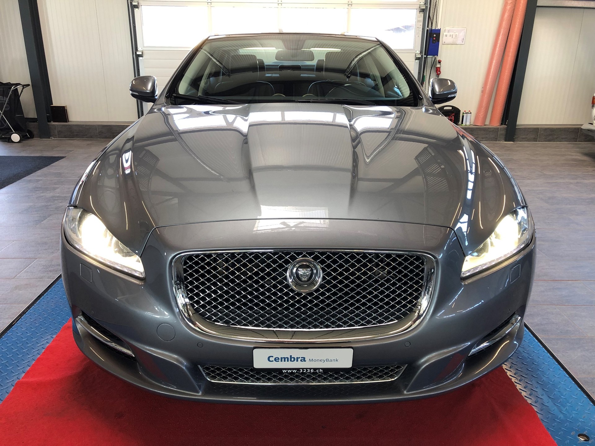 JAGUAR XJ 3.0d V6 Luxury Automatic-showroom-element-3