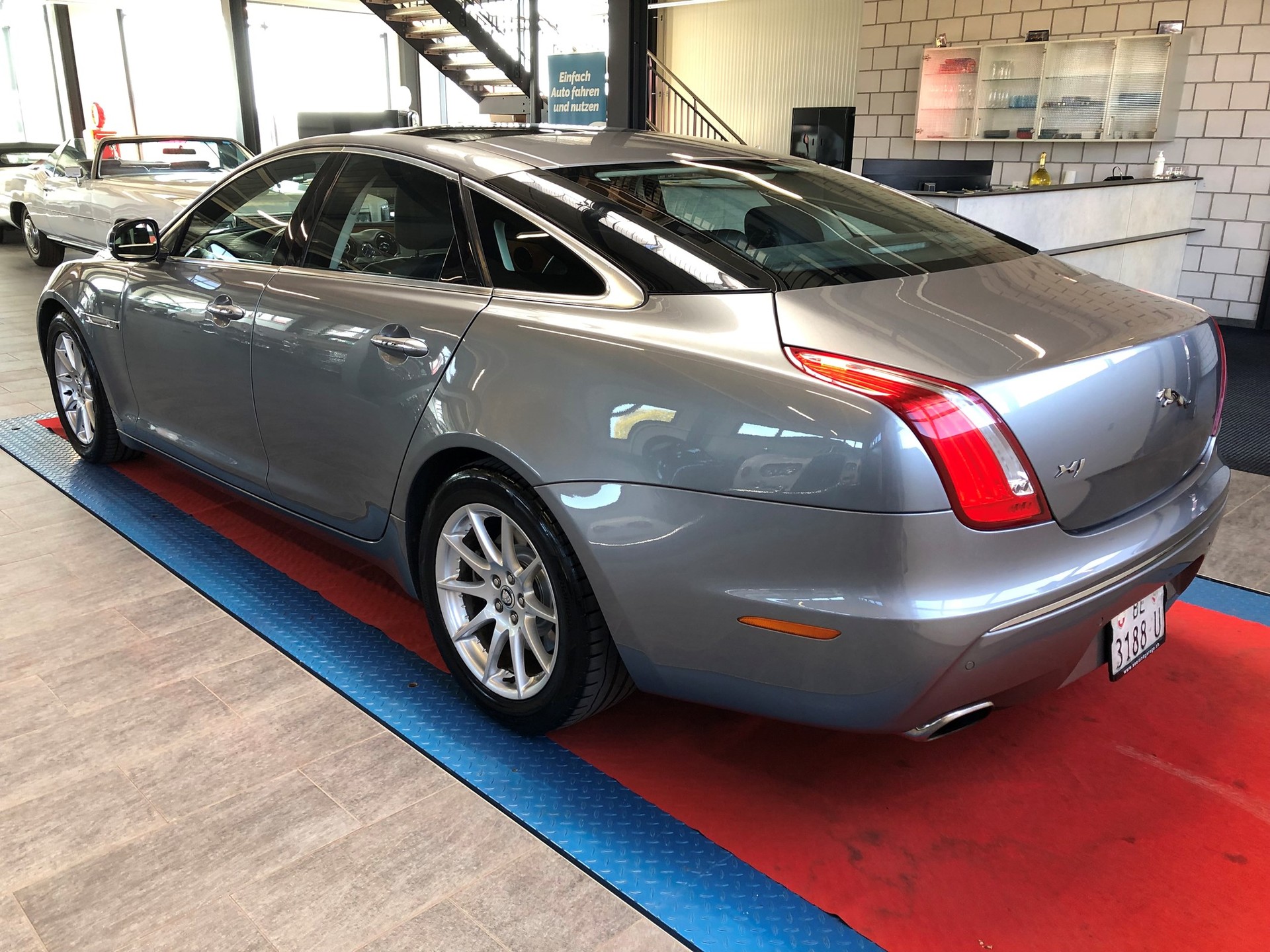 JAGUAR XJ 3.0d V6 Luxury Automatic-image-6
