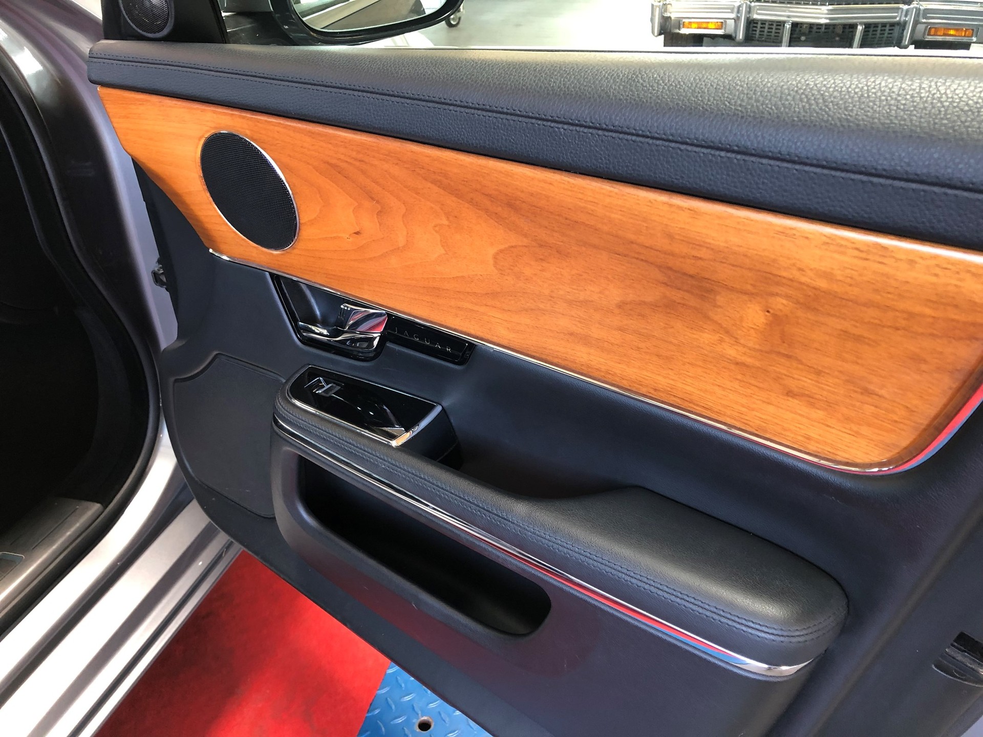 JAGUAR XJ 3.0d V6 Luxury Automatic-image-9