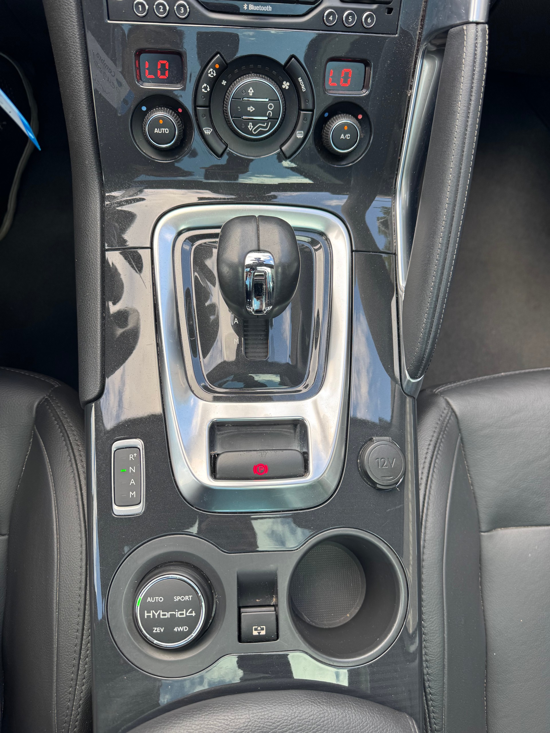 PEUGEOT 3008 HYbrid4 2.0 HDI ETG6-image-19