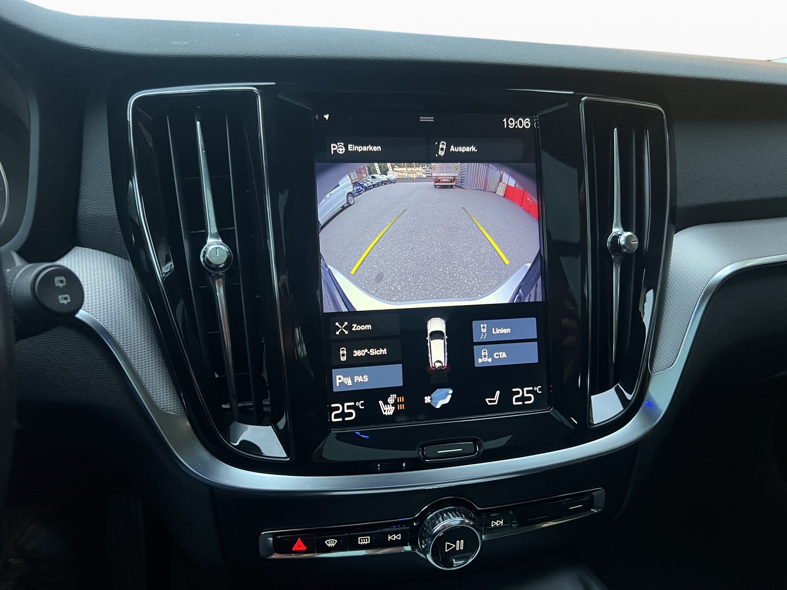 VOLVO V60 D4 AWD Inscription Geartronic-image-12